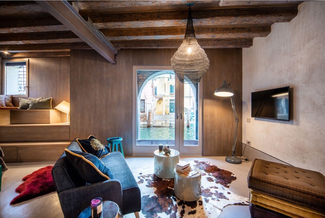 living-room-airbnb-venice-canals-italy