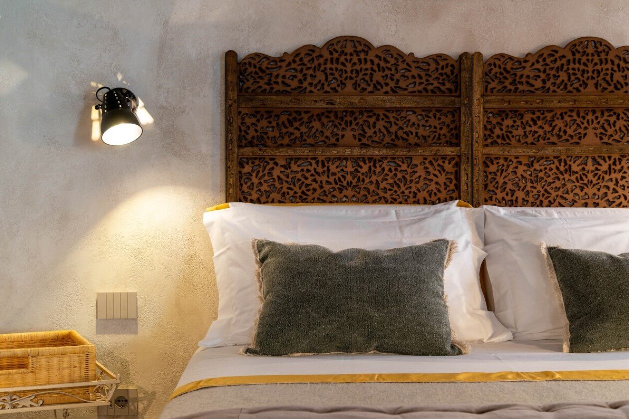 headboard-bedroom-airbnb-venice-italy