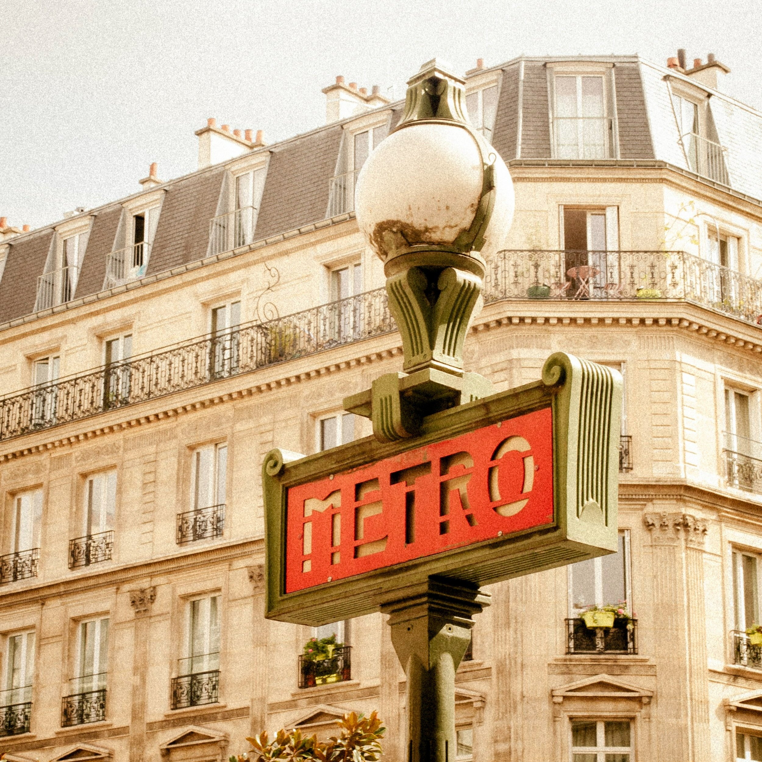 paris-metro-sign-travel-guide-paris-france