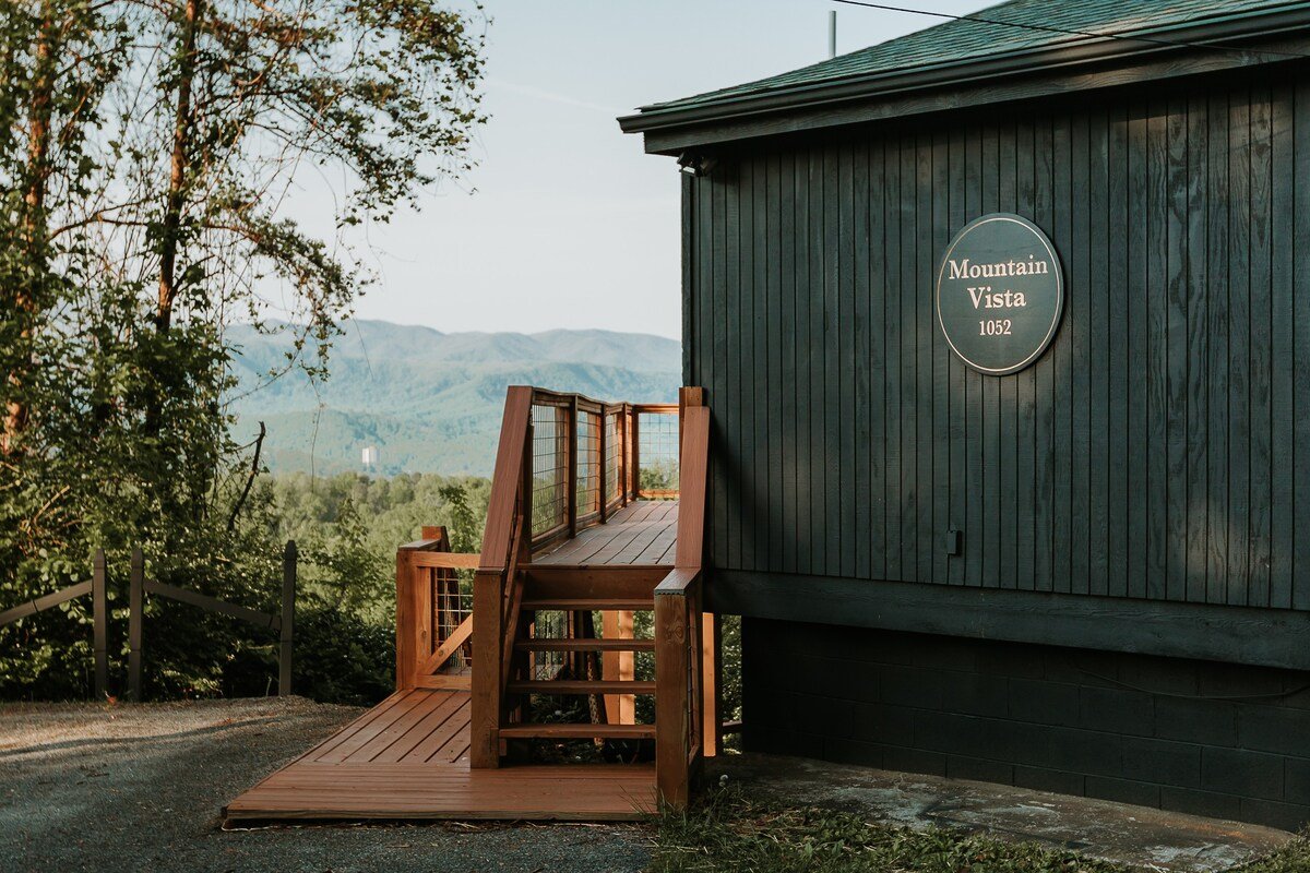 modern-cabin-gatlinburg-airbnb-rental-mountain-views