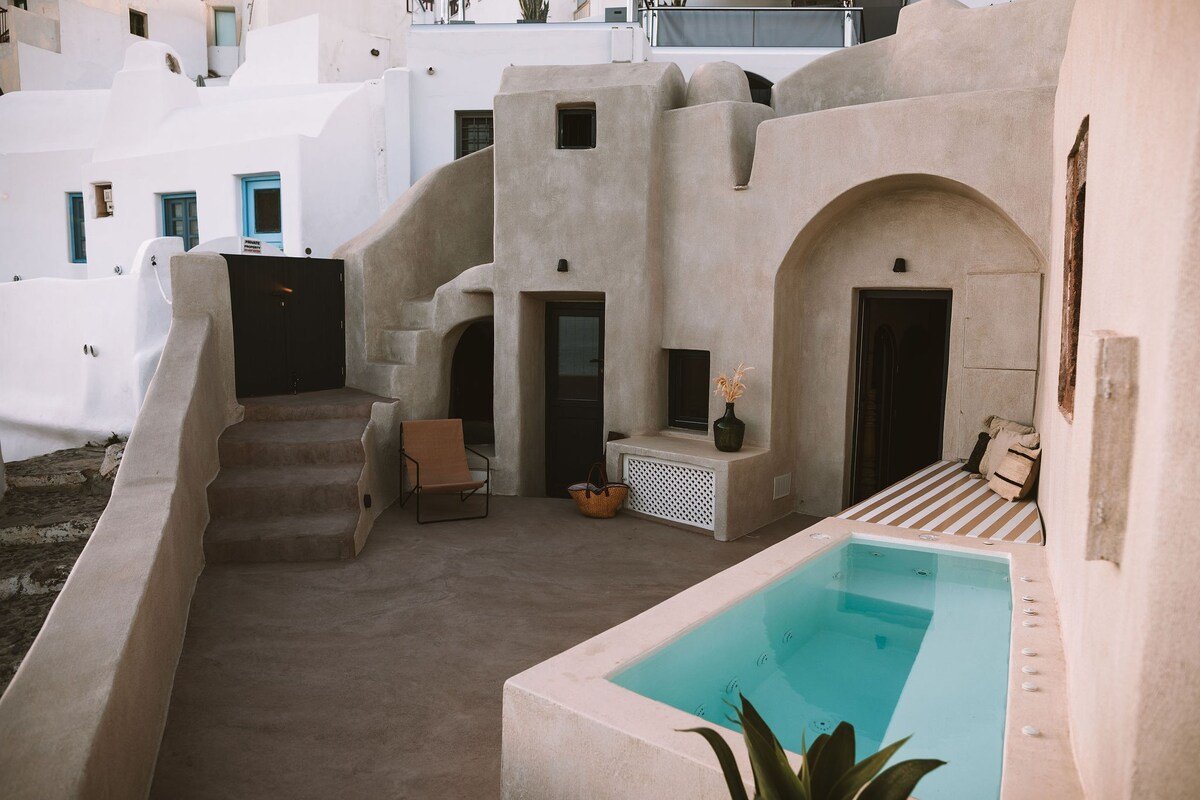 Best Airbnbs to Book in Oia, Santorini