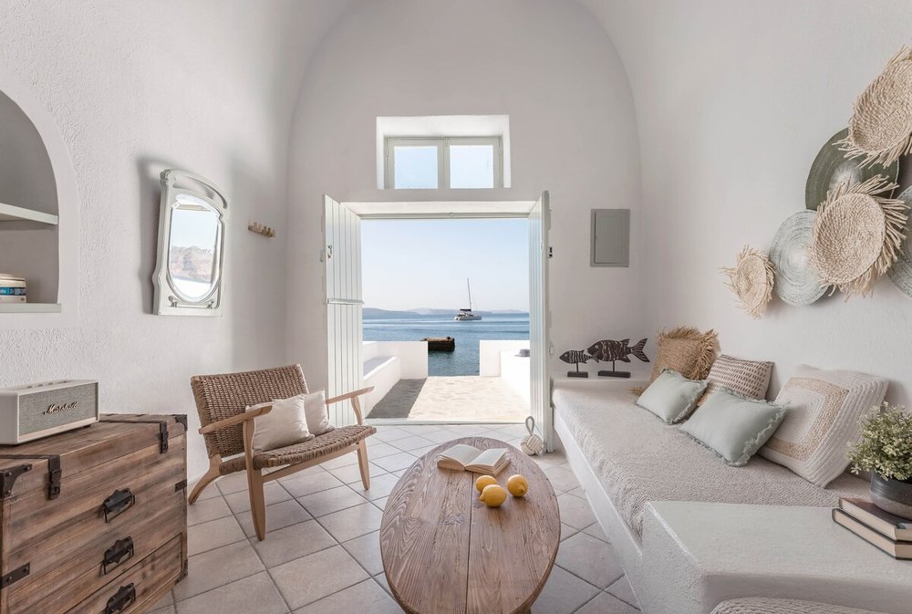 Greek Islands: The Best Airbnbs in Oia (Santorini)