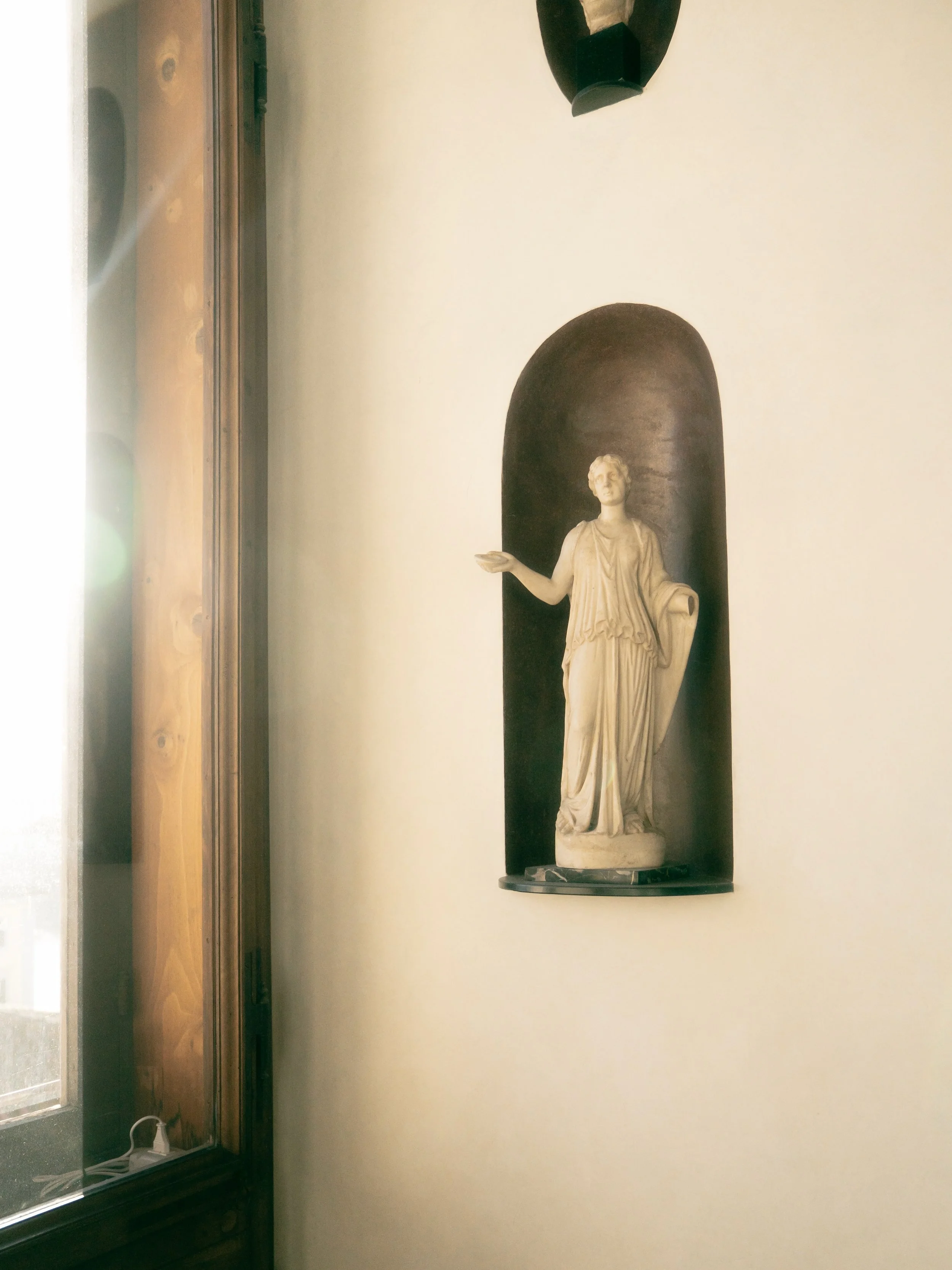 The Stanzino delle Matematiche room in Florence&rsquo;s @uffizigalleries . A small space that simply took my breath away with its ornate ceiling, alcoves of bronze statues and views over Florence.

#firenze #uffizi #italianmuseums