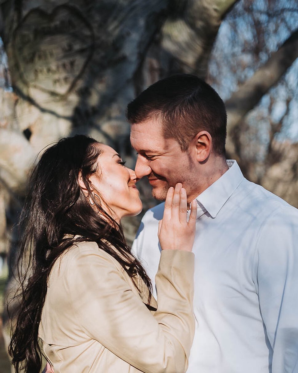 💘🌳Love strolling through parks with my couples and finding fun elements like this &ldquo;will you marry me&rdquo; carving. 
.
.
.
.
.
#💍🦈📸 #ohsharkphoto #desjames #engagementphotos #engagementsession #bostonpublicgarden #graffitiinnature #ido #t