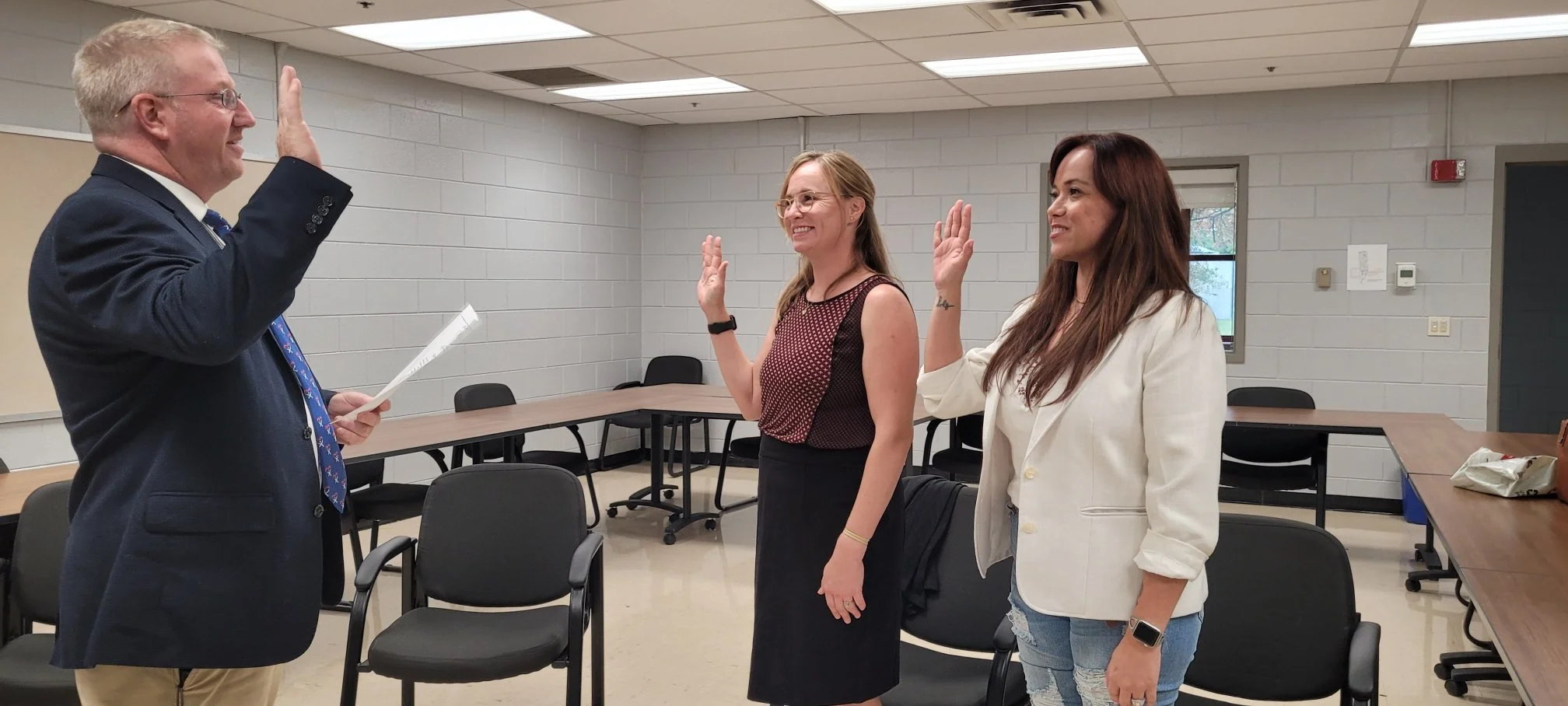 Family Court Judge Jeff Moss swears in the newest CASA volunteers serving Lincoln and Garrard counties, Megan Huston and Tahitiana Chaffin.