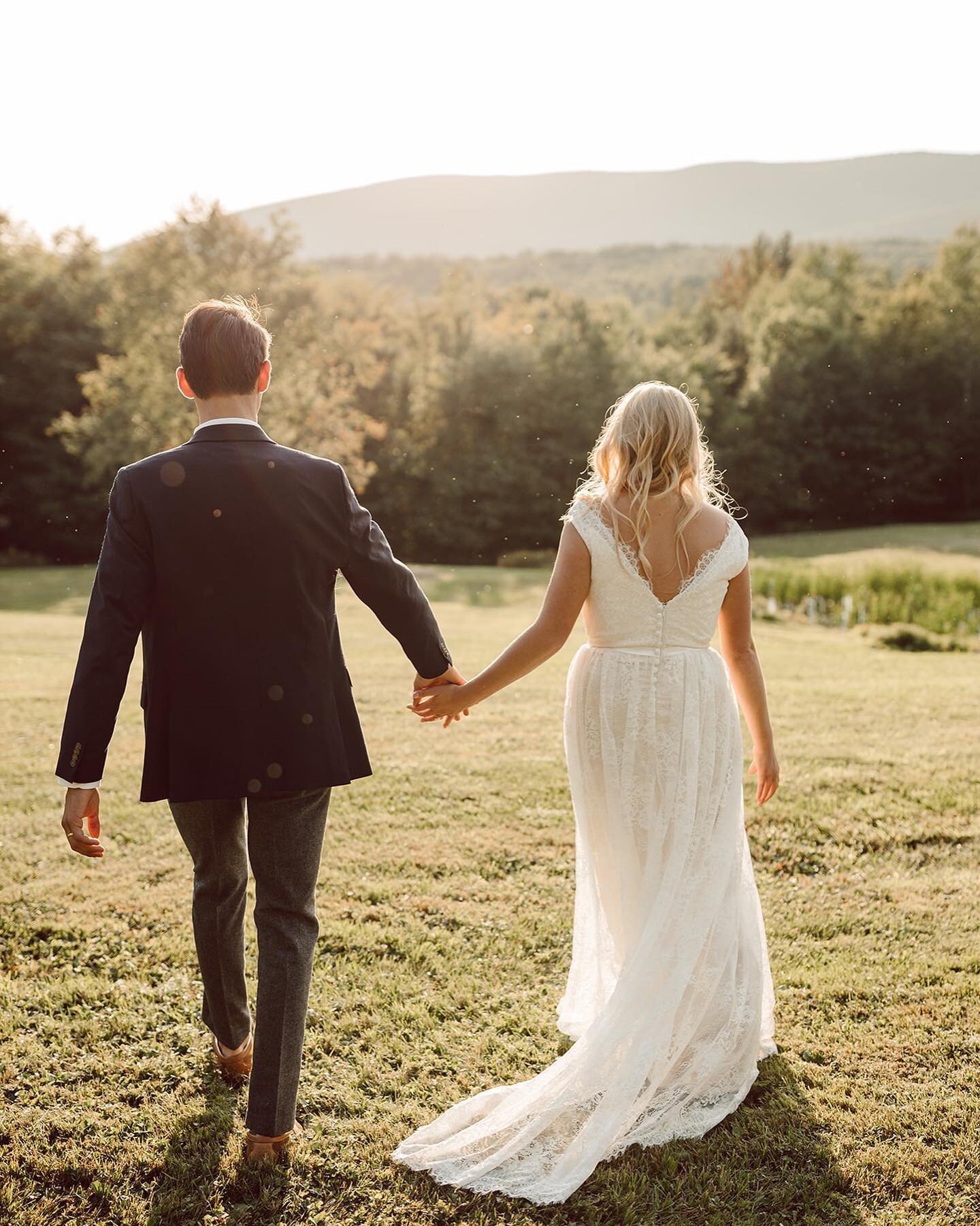 Another gallery delivered! I&rsquo;m really starting to feel the backyard wedding vibe, especially when the backyard has the most stunning view of the mountains🙌🏾