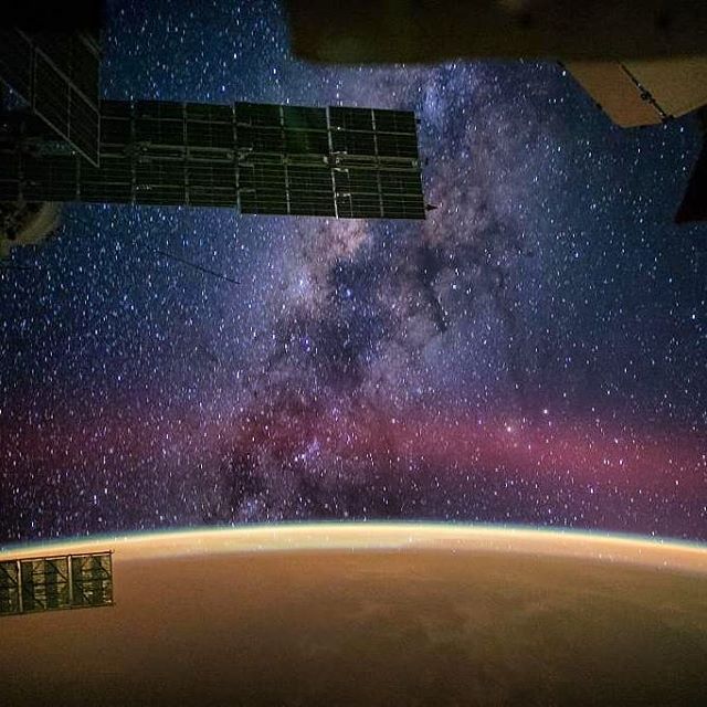 🤩 NO PLACE LIKE HOME 🛰 Incredible shots from the #ISS of our pale blue dot and the #MilkyWay that surrounds it. This view never gets old. 🌌
💫
📸: NASA