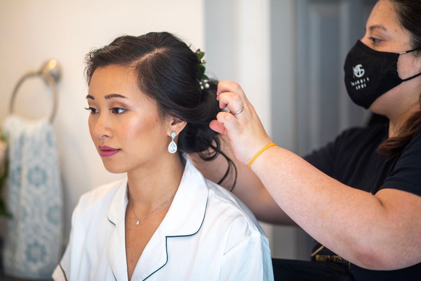 Getting ready photo from one of my beautiful 2020 brides. 😍Oh and note to self - remove bright yellow rubber band from my hand before pictures 🤦&zwj;♀️
Photo by @jannatulpramanikphotography
