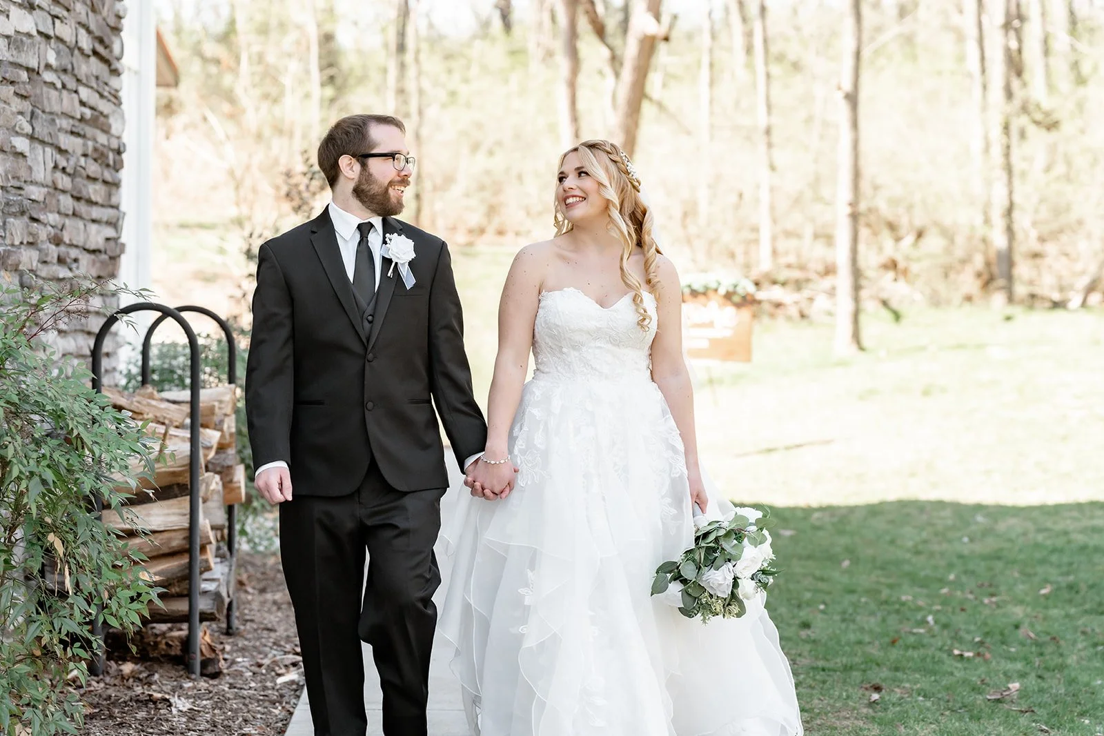 How to choose a makeup artist for your wedding day? 