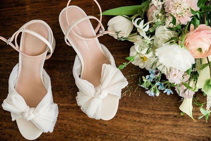 Little peaks from Gabi and Avery&rsquo;s wedding day 🤩 oh how I love love love @loefflerrandall shoes!! 

@redefinedweddings @annielee_floral_designs 
@theweddinglinenco_ 

#hawaiiweddings #localweddings #oahuweddings #oahuweddingplanner #hawaiiwedd