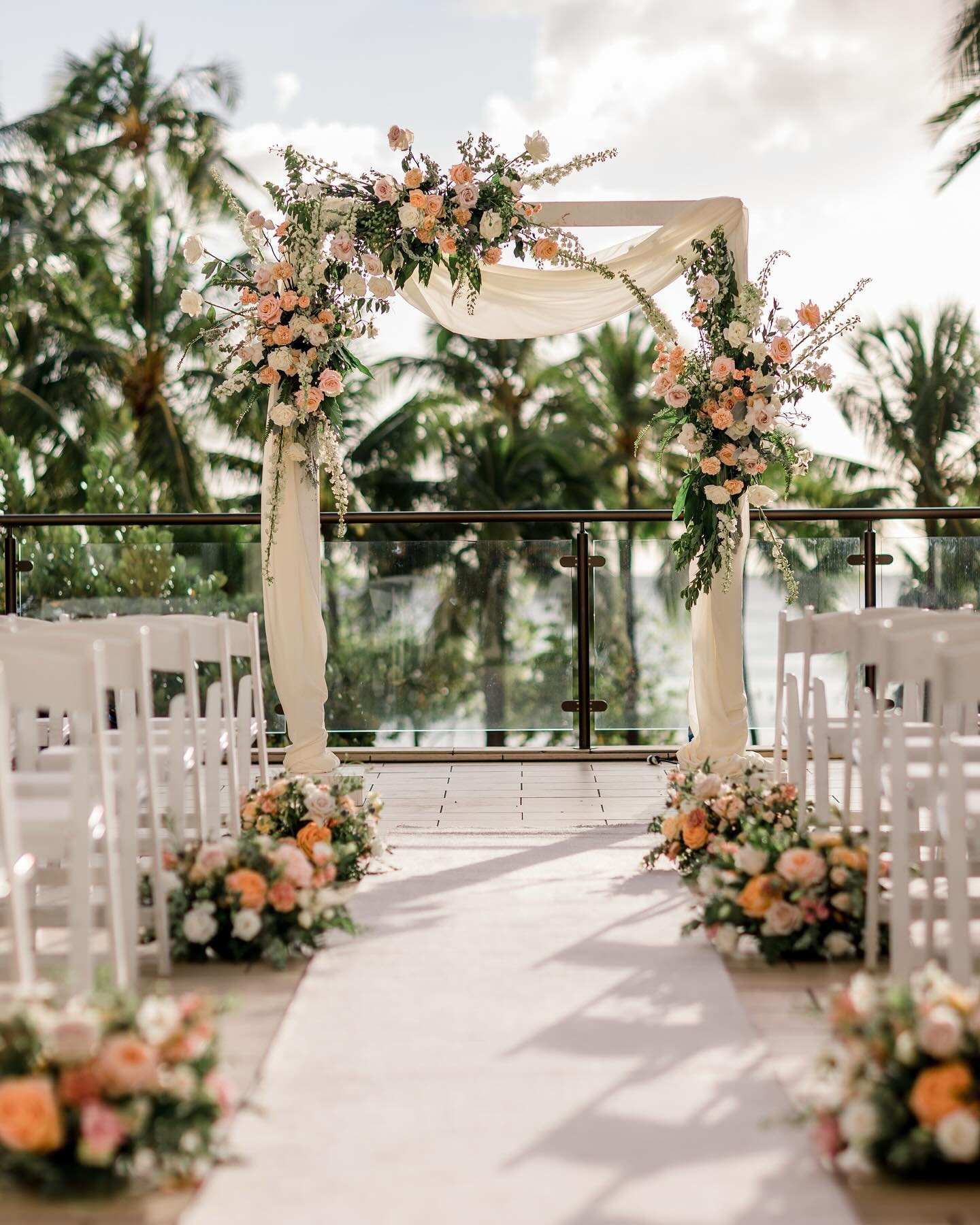 Peachy wedding things 🍑🤍
@mikephamphotography 
@haluhawaii 
@fromaboveentertainment 
@acakelife 
@hyattwaikikievents 

Are you a fan of peach on the wedding day like we are?!