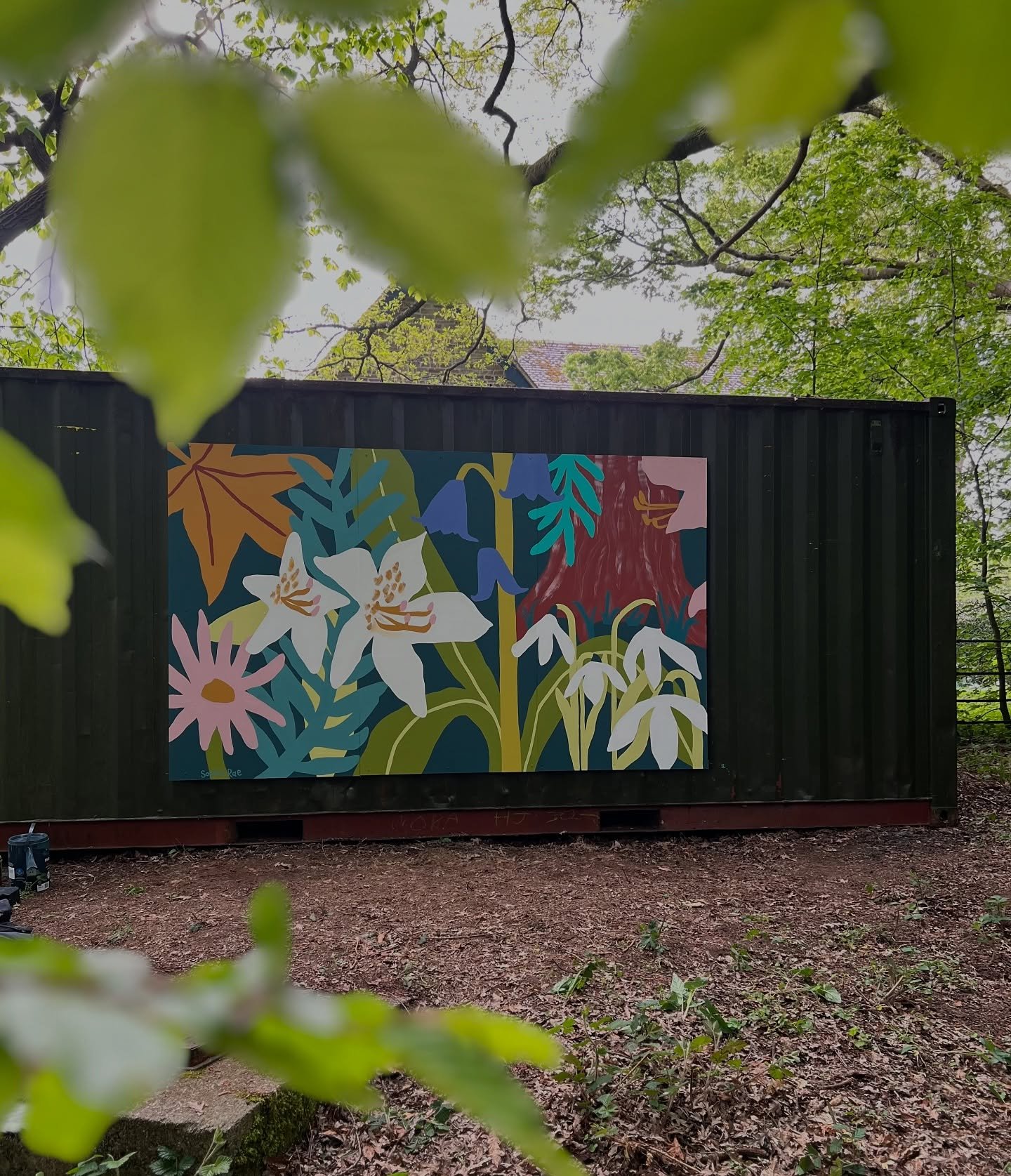 A beaauuutifull day in the woods painting a mural inspired by the flowers, leaves and plants there. Specifically in the dreamy @tortworthtrees arboretum.
Such a pleasure to paint this to celebrate 10 years of restoration work to open the space for ed