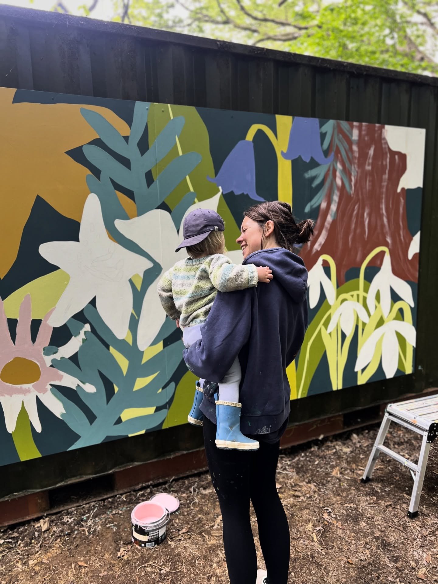 Loved painting this mural in the glorious woods. Need me some time in the trees again I think. 
.
.
.
#springmural #flowermural #bristolmuralart
#gardenmural #botanicalmural #gardendesign #exteriormural #contemporarygardendesign