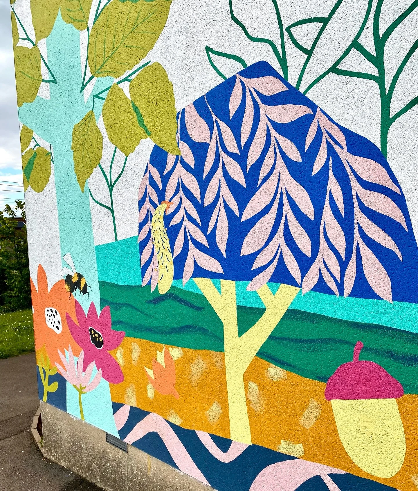 Willow and Beech tree painted up for lovely Backwell School last year. A 6 day project, with assistance. 
Swipe for progress shots and final piece. 
.
.
.
#mural #muralart #schoolmurals #treemural #botanicalmural #sophieraeartist