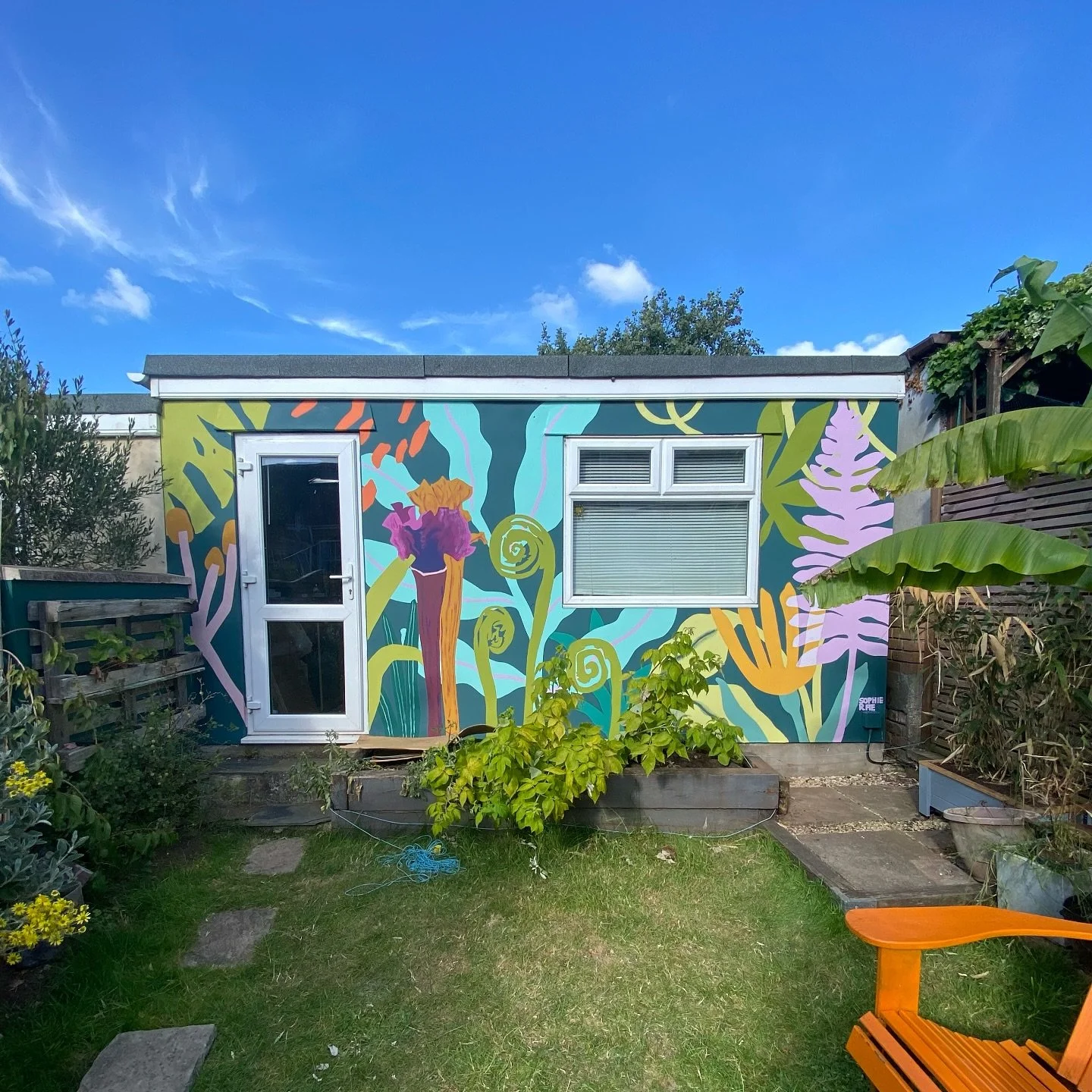 Ferns, leaves, plants aren&rsquo;t just for the soil, I can make them appear on walls too. And they don&rsquo;t require any care. Just sit and admire. 
Wall botanist: what about that for a new job title? 
.
.
.
#botanicalmural #gardenmakeover #garden