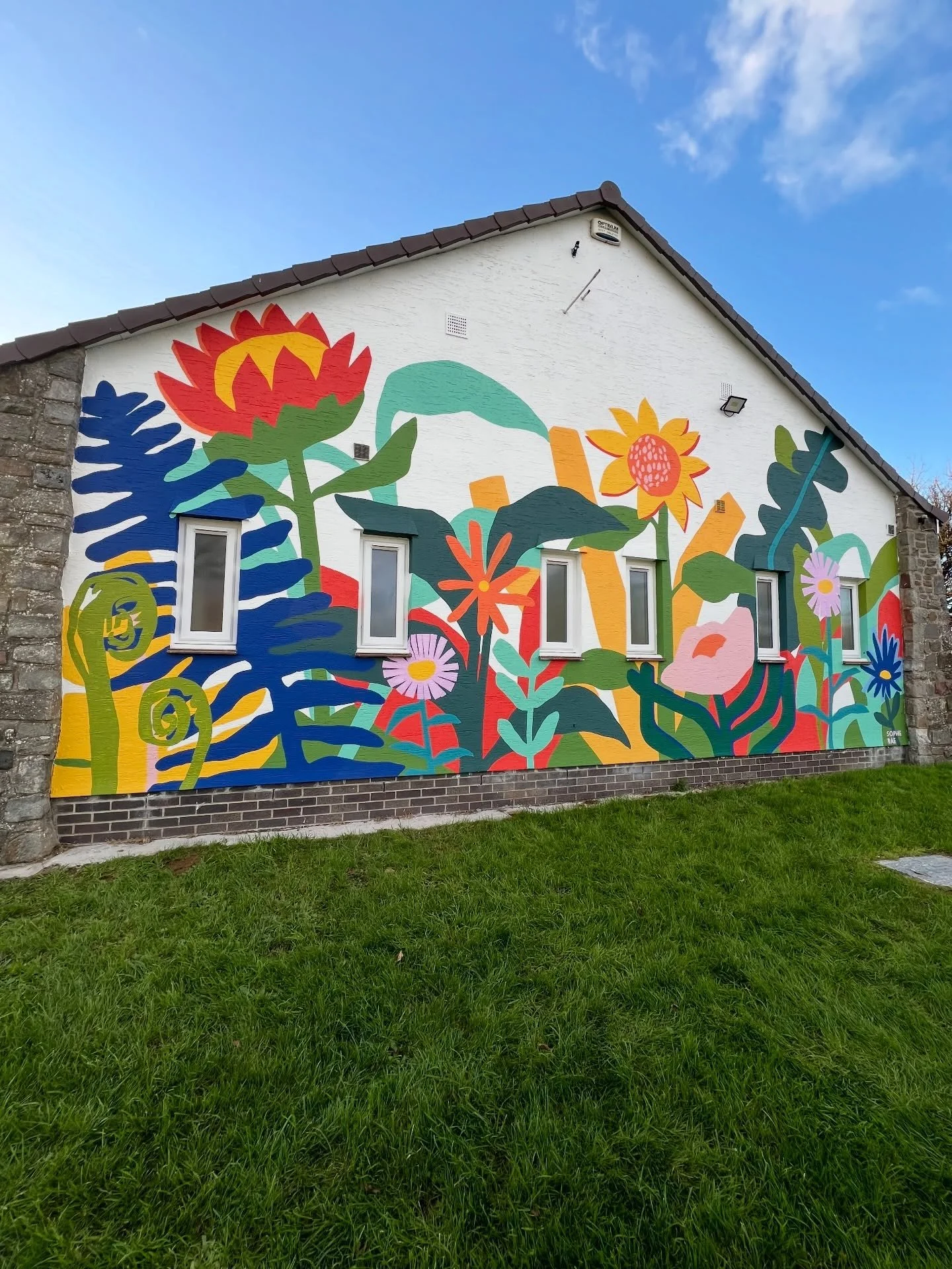 Reflecting on 2025
Painting truly is like a breathing space for me, alongside the demands of raising two young, energetic boys. 
During the winter months I enjoy the slowing down of work, less commissions. It feels in sync with my energy and instinct