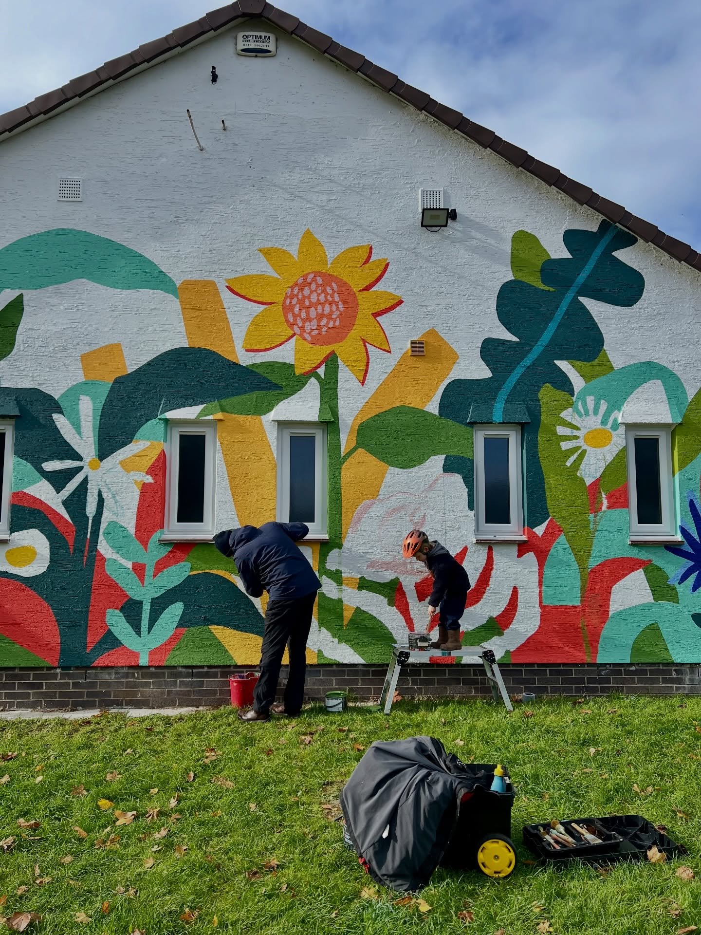 A nice memory of last year.. when my parents brought my kids to work. My 5 year old and Dad lended a hand. 
And my 5 year old is very keen so watch this space. 
.
.
.
#kidsmuralproject #muralartist #flowermural #communityart #streetart