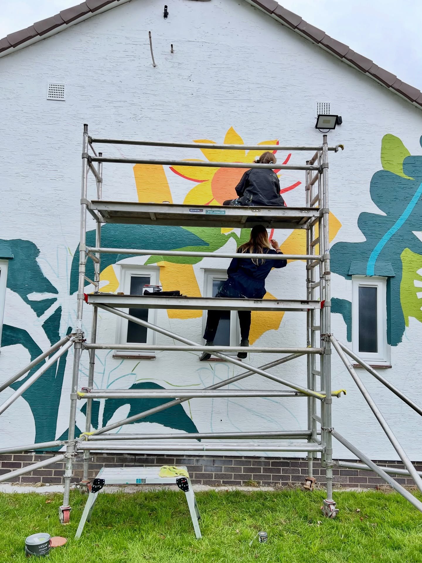 Showing some appreciation for the painters who have assisted me last year. 
@tanithgould 
@mahalia_mae_art 
.
.
.
#muralpainter #paintingcrew #muralart #flowermural #environmentalmural