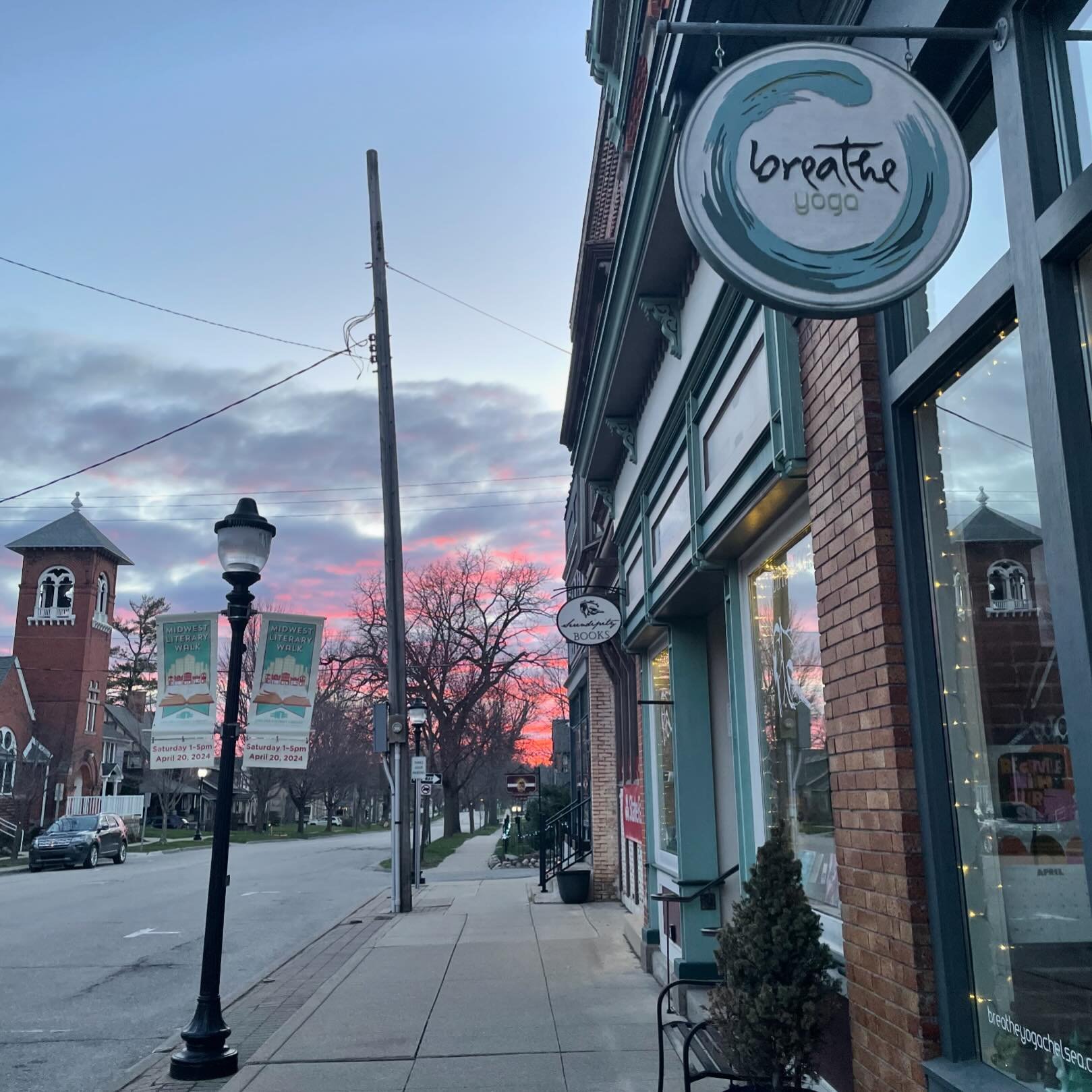 Beautiful colors this morning!☀️
Hope your weekend is full of all good things.
💕☕️🧘&zwj;♀️🧘🐈🌷🍲

#sunrise #yogastudio #weekendvibes