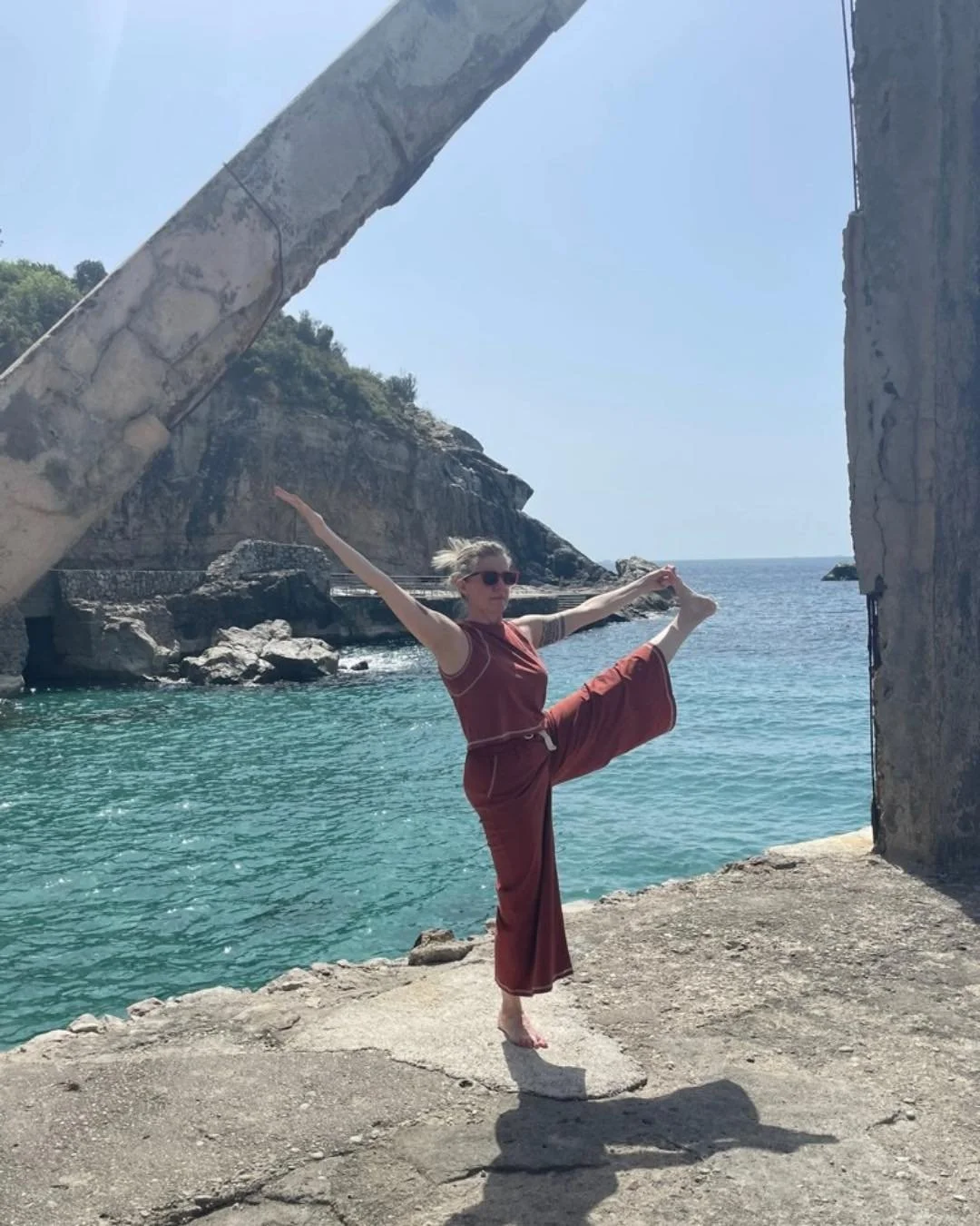 Monday mindset ✨

The essence of Utthita Hasta Padangusthasana (Extended Hand-to-Big-Toe Pose) is balance, concentration, steadiness, and inner strength. Whether or not we practice the pose itself, we can carry those qualities into our day - meeting 