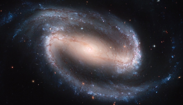 04. NGC1300 Spiral Galaxy hs-2005-01-a-full_jpg.jpg