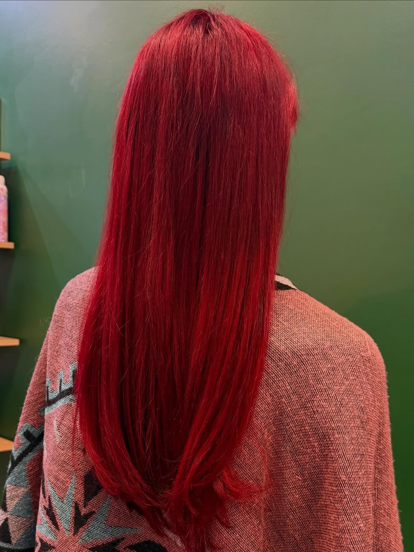 Beautiful cherry red🍒❤️🌹
#raleighhairstylist #raleighhairsalon #hairstylist #haircolor #althair