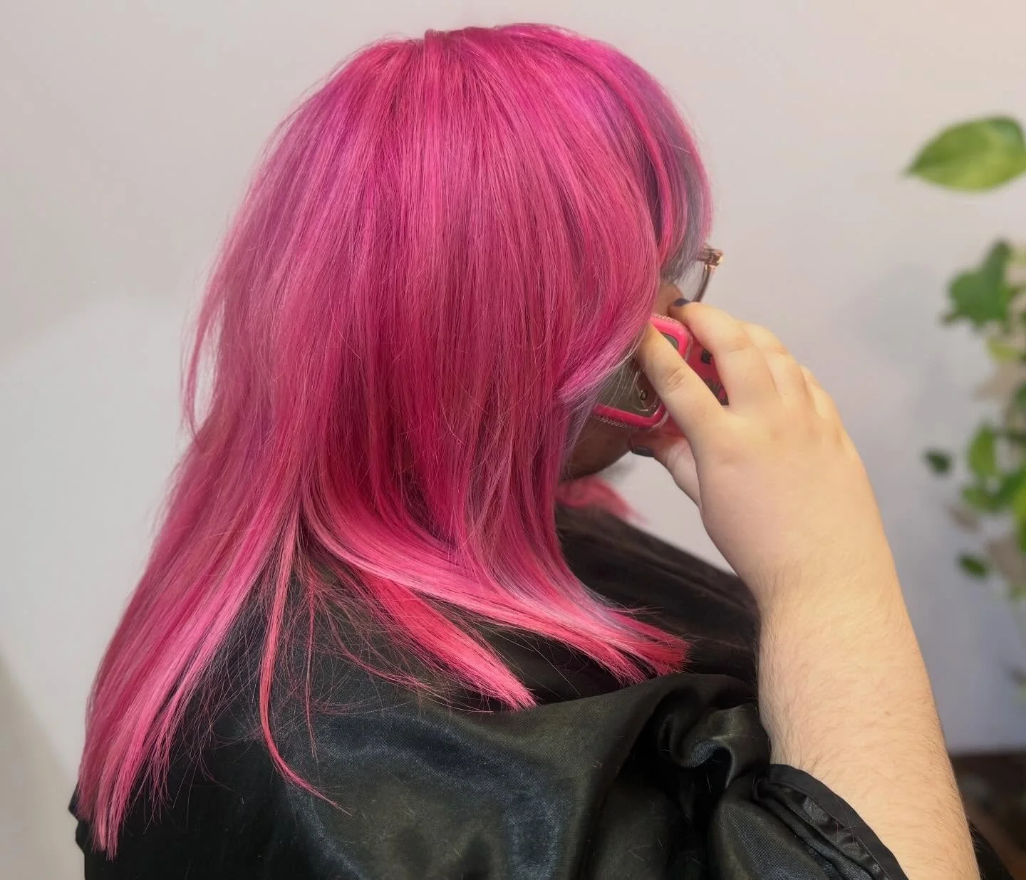 Hold on guys&hellip;.I&rsquo;m getting a call ☎️🎀
#raleighhairstylist #raleighlocal #raleighhairsalon #vividhair #haircolor