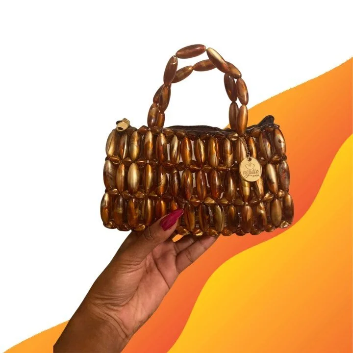 Go with the flow and just carry your essentials&hellip;

The Rav bag is available in Golden Amber and Ebony &amp; Ivory

8&rdquo;x1.5&rdquo;x 4.5&rdquo;

Limited Editions 

#collaboration 
#africanprintsinfashion #africanprint #satinlined 
#hairacces