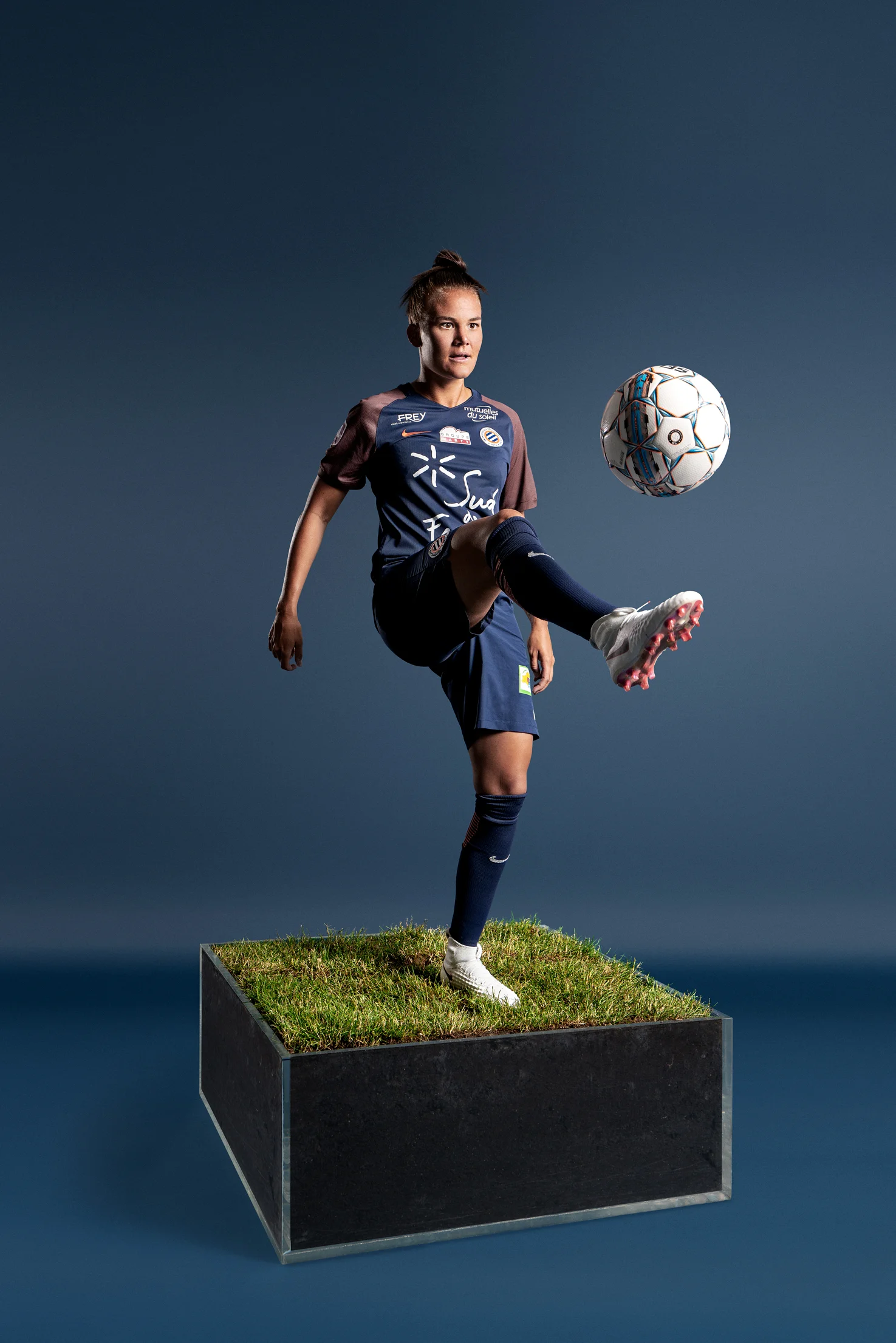 Katrine Veje reflekterer over sin klubkarriere, mødet med den kulturelle fodbolddiversitet og kvindelandsholdets flotte præstation ved EM i 2017, som for alvor samlede nationen og skabte en massiv opbakning til Danmarks nye fodboldhelte.