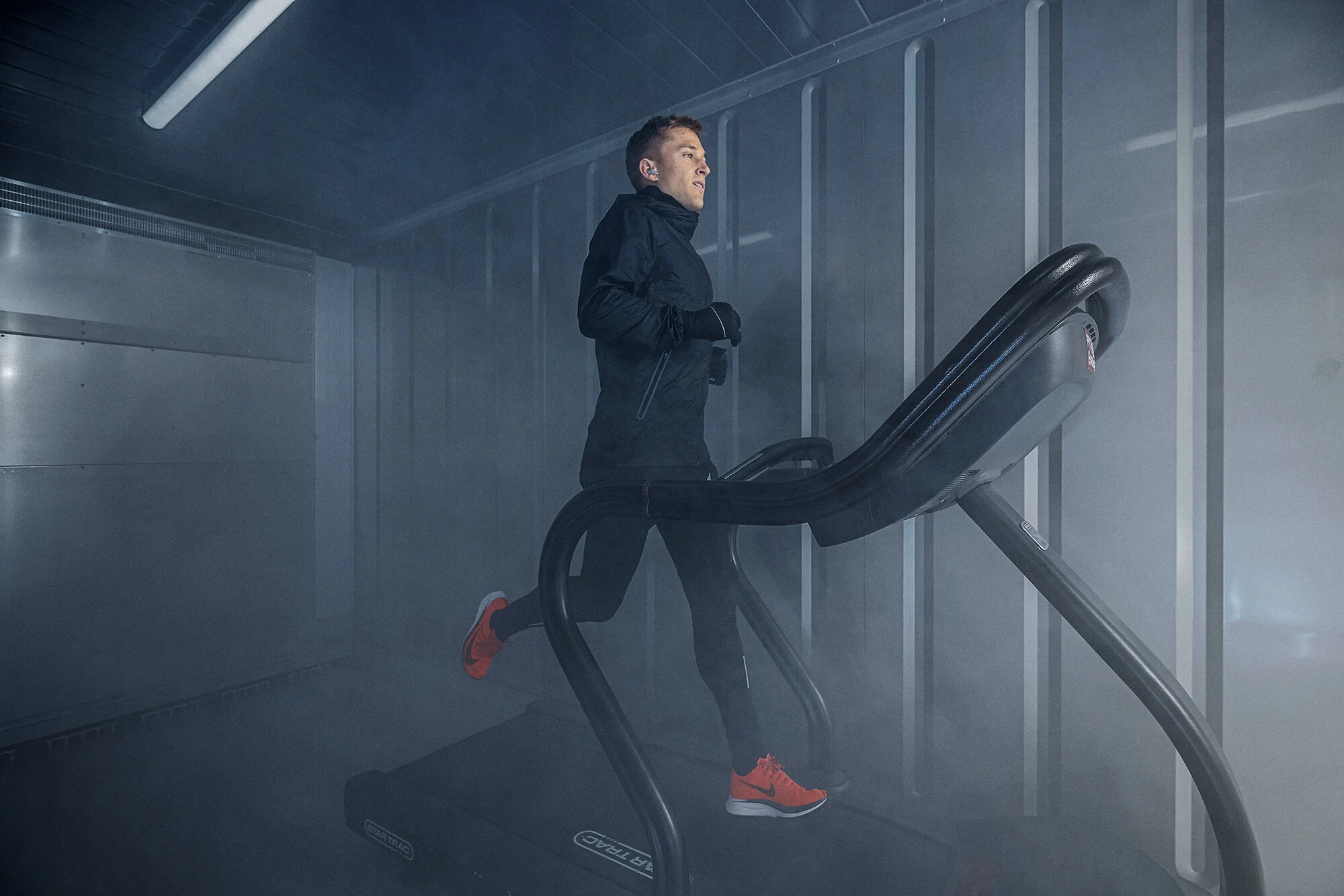 Ingen begrænsninger Og netop det med at vise, at alt kan lade sig gøre, er en vigtig drivkraft for Anders Hofman. Selvom sporten i sig selv er enormt individualistisk er der naturligvis et helt team omkring Project Iceman både for at sørge for sikkerheden, men ikke mindst for at dokumentere og skabe opmærksomhed om projektet og om at sprede et budskab. ”Limitations are perceptions of what we can achieve” eller på dansk; “begrænsninger er opfattelser af, hvad vi kan opnå”, er et mantra, der går igen både i hans videoer og på hans hjemmeside og Instagram-profil. Og det er netop det, han gerne vil vise. En helt almindelig ung mand fra en landsby på Sydsjælland kan gennemføre noget, ingen mennesker har gjort før. Leopardsæler og dyb sne Træningen til Iceman foregår blandt andet på løbebånd i en kølecontainer, på cykel i løst sand og i Øresund, der gradvist bliver koldere og koldere frem mod februar. Hver dag starter med et iskoldt bad for at forberede ikke bare kroppen, men også sindet på udfordringen. Det er dog ikke alt, han kan forberede sig på. ”Ud over, at jeg skal svømme længere i isvand, end jeg tror, nogen har gjort før, så er der mulighed for at møde søleoparder. Det er the number one predator dernede og er nogen, man skal tage seriøst.” Derudover er der udfordringen med at holde en stabil temperatur. ”Balancen, når det er rigtig koldt, det er, at du må hverken være for varm eller for kold. Hvis du er for kold, påvirker det selvfølgelig din performance . Hvis du bliver for varm og begynder at svede, så er der risiko for frostskader.” Derudover er dehydrering også en reel risiko, fordi det kolde vejr fjerner trangen til at drikke, men selvfølgelig ikke behovet.