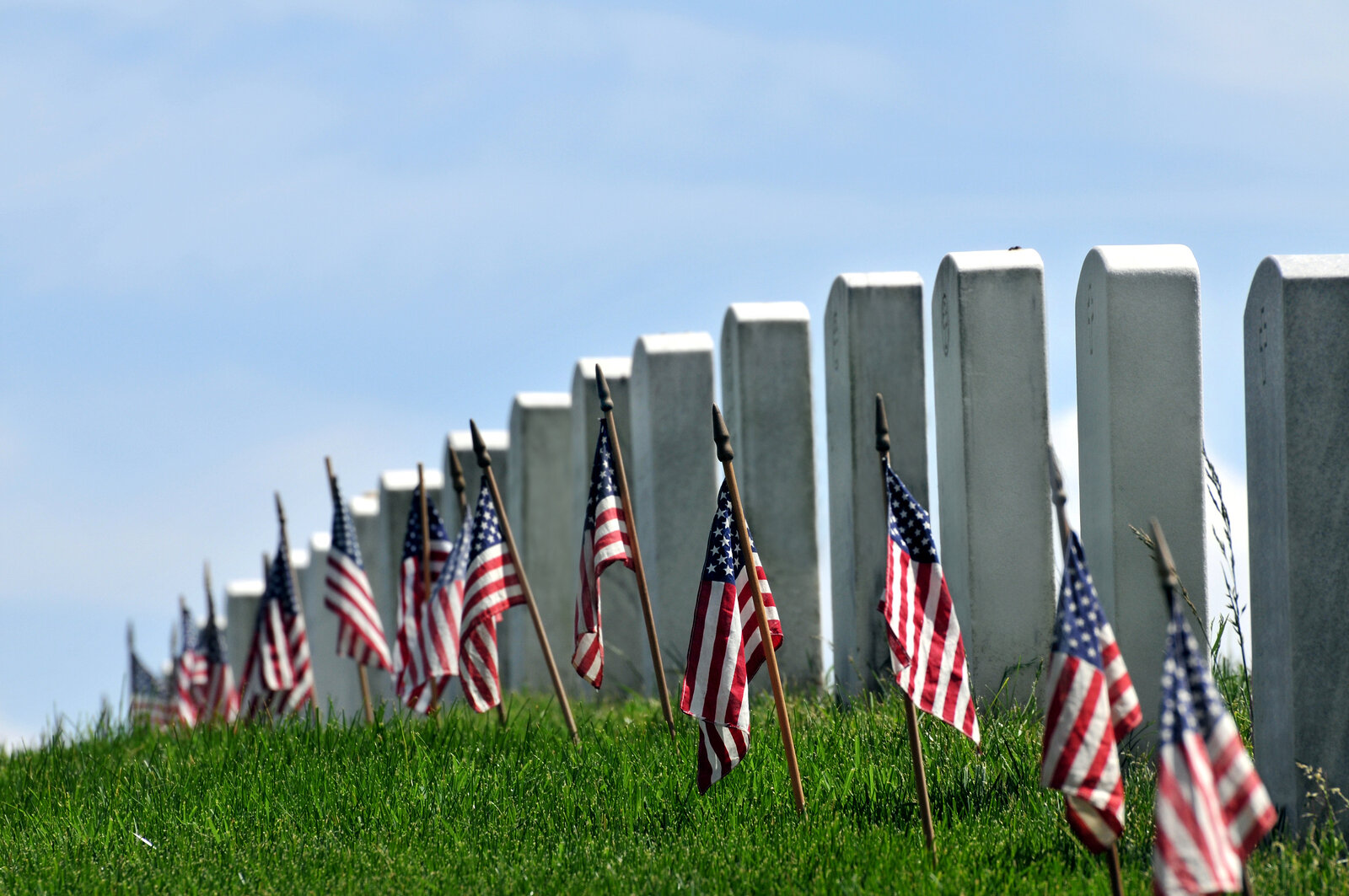 Gravestones-decorated-with-U-S-18777158.jpg