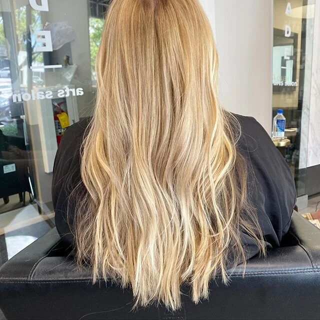 Ready for that next Zoom meeting👩🏽&zwj;💻😷Color: @made.annah /\ Extensions: @made.brent @bellamihair .
.
.
.
.
.
.  #atlantahair  #atl  #goldwellapprovedus #buckhead #goldwellus #balayage #blondehair #randco #allyouneedisgoodhair #bellamihair #ext