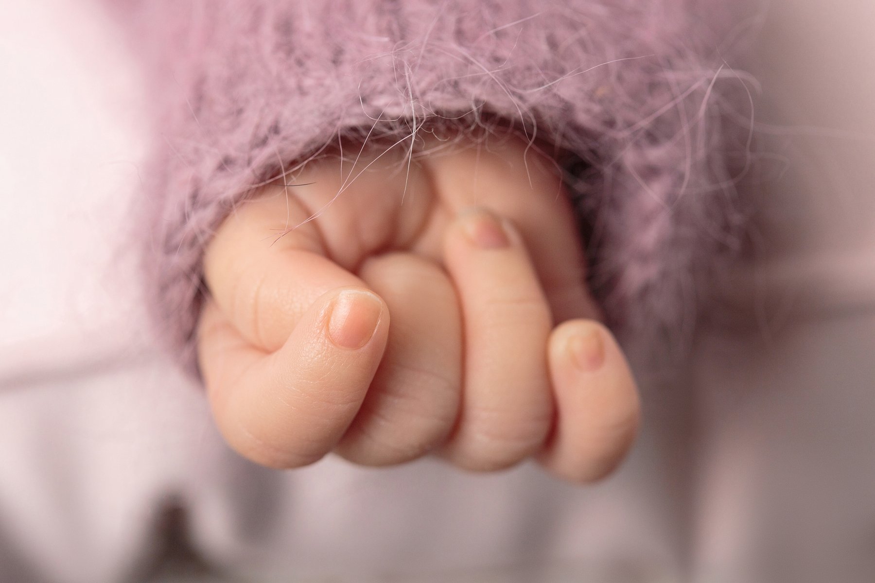 macro-newborn-fingers.jpg