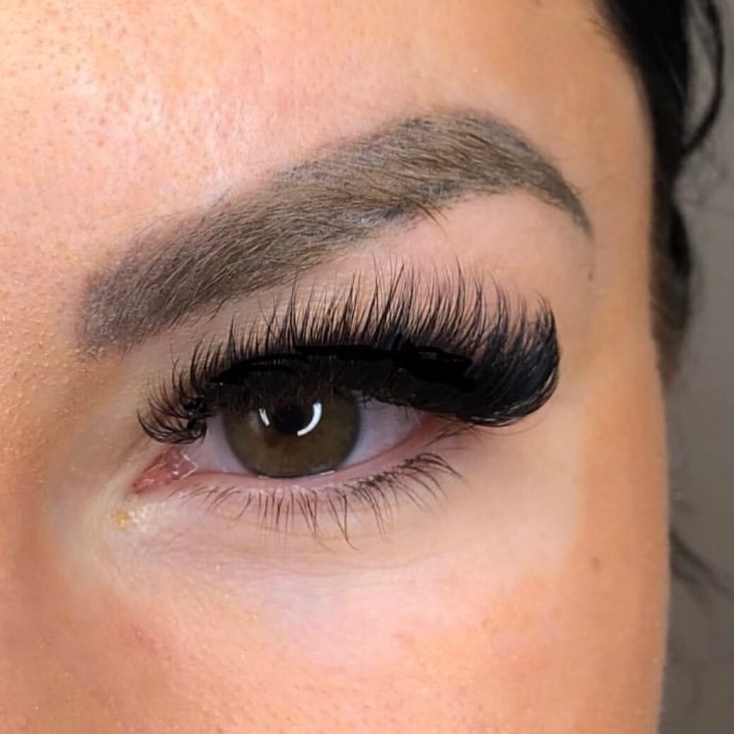 Now offering North American Mega Volume as a service to book! What is this style of lashing? This style is making big volume fans with skinny little lashes! Usually long, usually thick and it is for those that want drama!! I can do textured or clean 