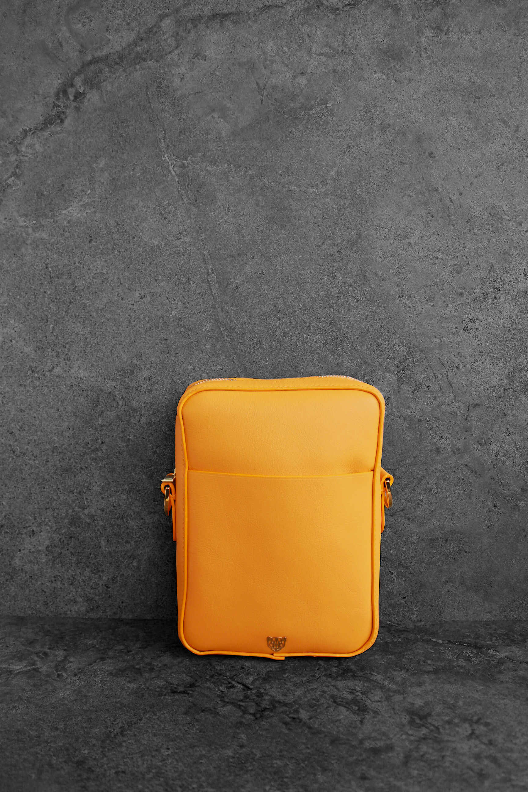 LARGE SLING POUCH IN SAVANNA