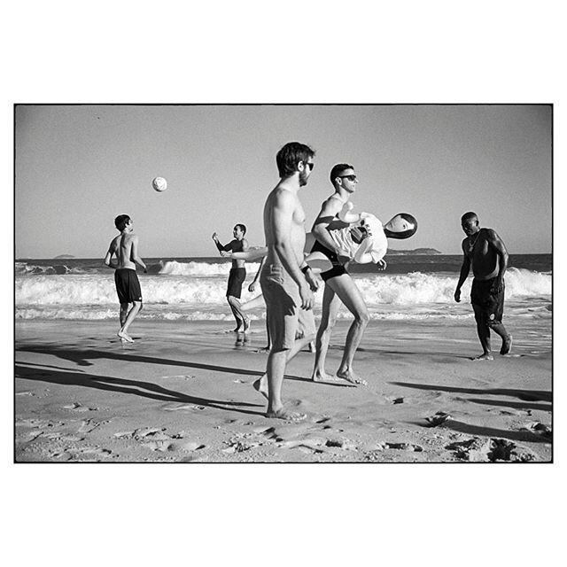 Ipanema, 2017, Leica M, TX400.  #friendsinperson 
#burnmagazine
#burnmyeye 
#upphotographers 
#ourstreets 
#capturestreets 
#cubaphototravel 
#streetphotography
#thestreetphotographyhub 
#eyeshotmag 
#filmisnotdead 
#rio 
#leica
#vsco
#bcncollective
