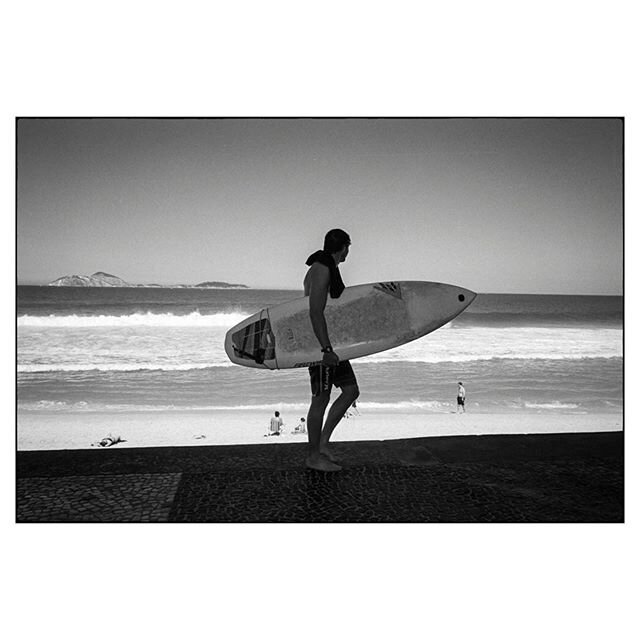 Ipanema, 2017, Leica M, TX400.  #friendsinperson 
#burnmagazine
#burnmyeye 
#upphotographers 
#ourstreets 
#capturestreets 
#cubaphototravel 
#streetphotography
#thestreetphotographyhub 
#eyeshotmag 
#filmisnotdead 
#rio 
#leica
#vsco
#bcncollective
