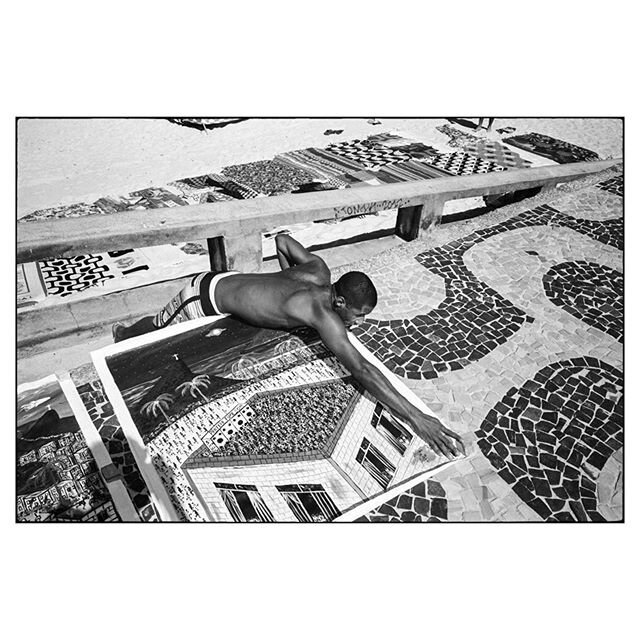 Ipanema, 2017, Leica M, TX400.  #friendsinperson 
#burnmagazine
#burnmyeye 
#upphotographers 
#ourstreets 
#capturestreets 
#cubaphototravel 
#streetphotography
#thestreetphotographyhub 
#eyeshotmag 
#filmisnotdead 
#rio 
#leica
#vsco
#bcncollective
