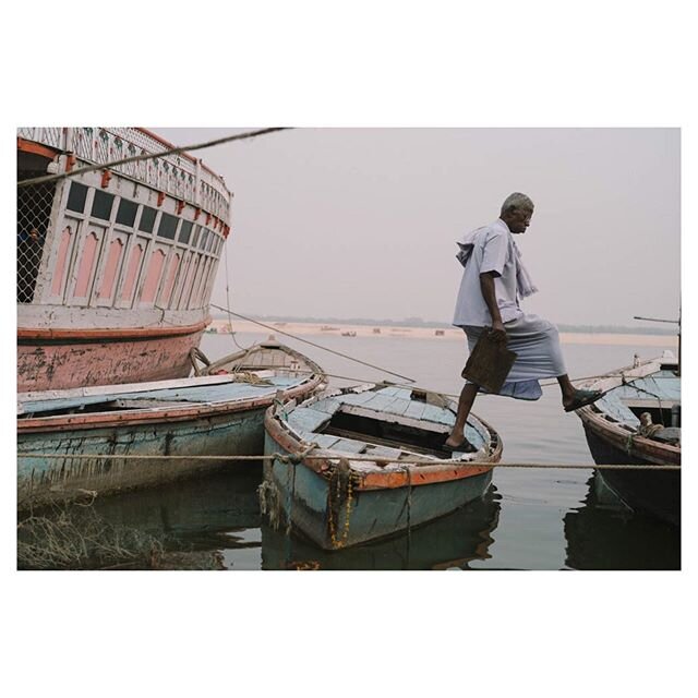 2018. .  Varanasi, India.  #observecollective
#atalantecollective
#leicam10 
#challengerstreets
#decisivemoment
#leica_camera
#1415mobilephotographers
#magnumphotos
#bnw_planet2018
#vsco
#lensculture#spicollective 
#irimages
#everybodystreet
#lfimaga