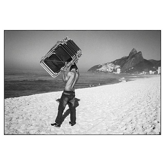 Ipanema, 2017, Leica M, TX400.  #friendsinperson 
#burnmagazine
#burnmyeye 
#upphotographers 
#ourstreets 
#capturestreets 
#cubaphototravel 
#streetphotography
#thestreetphotographyhub 
#eyeshotmag 
#filmisnotdead 
#rio 
#leica
#vsco
#bcncollective
