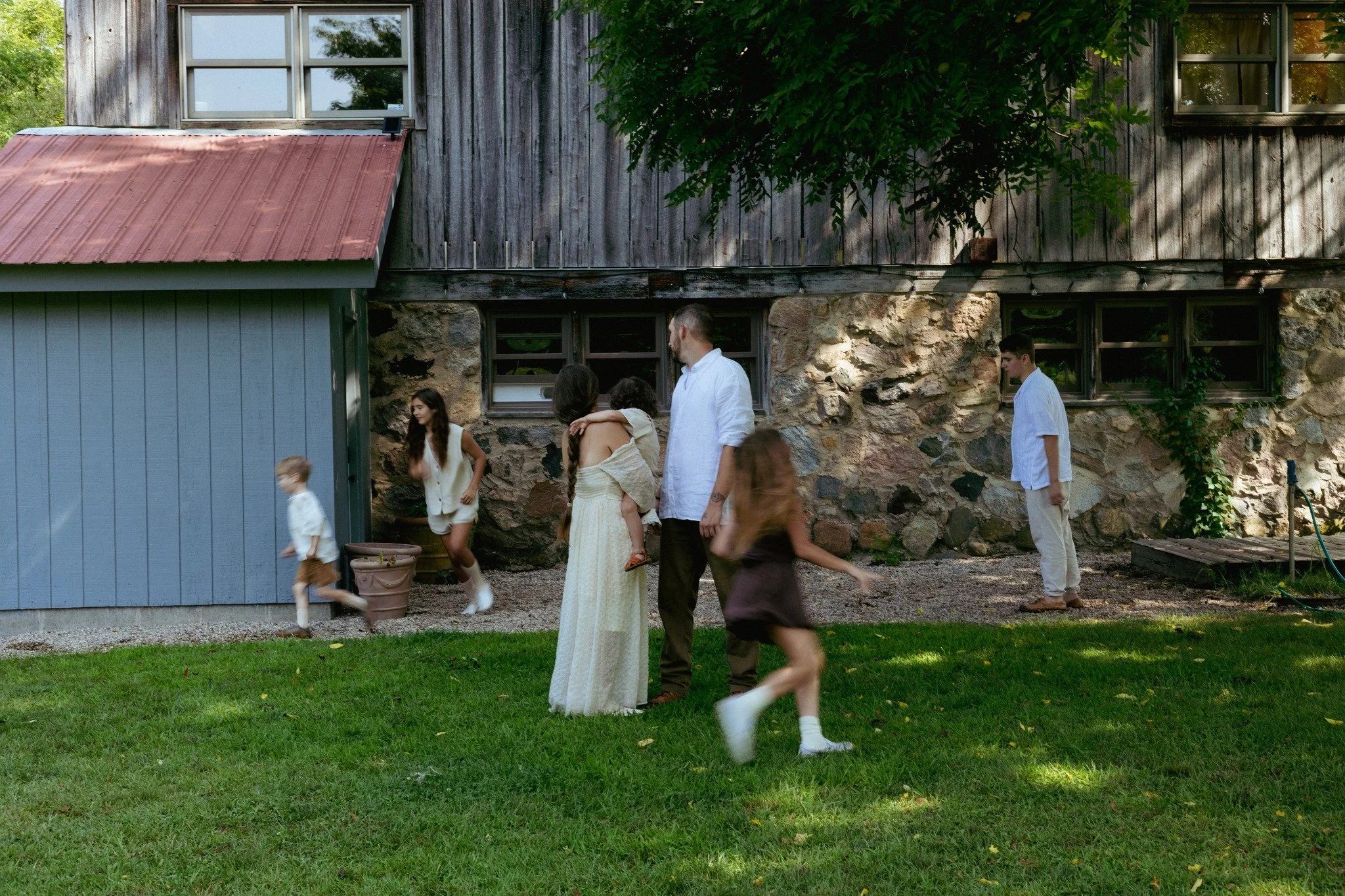 Family photos don&rsquo;t have to be perfect to be meaningful.

I photograph families as they are&mdash;wiggly kids, big feelings, quiet moments, and everything in between.

If you&rsquo;re craving photos that feel real, gentle, and true to your seas