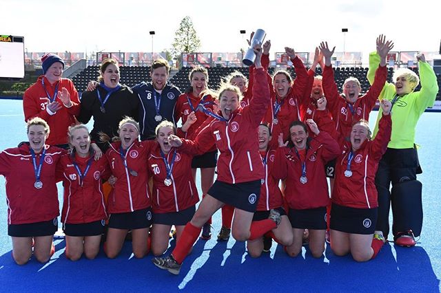 Lifting the cup for the supporters today. We couldn&rsquo;t have done this without you. A classic game of two haves, plus some shuffles! But a fantastic win for the Ladies 1st XI today at Lee Valley #everydaywereshuffling #digdeep #hockey #oxted #fin