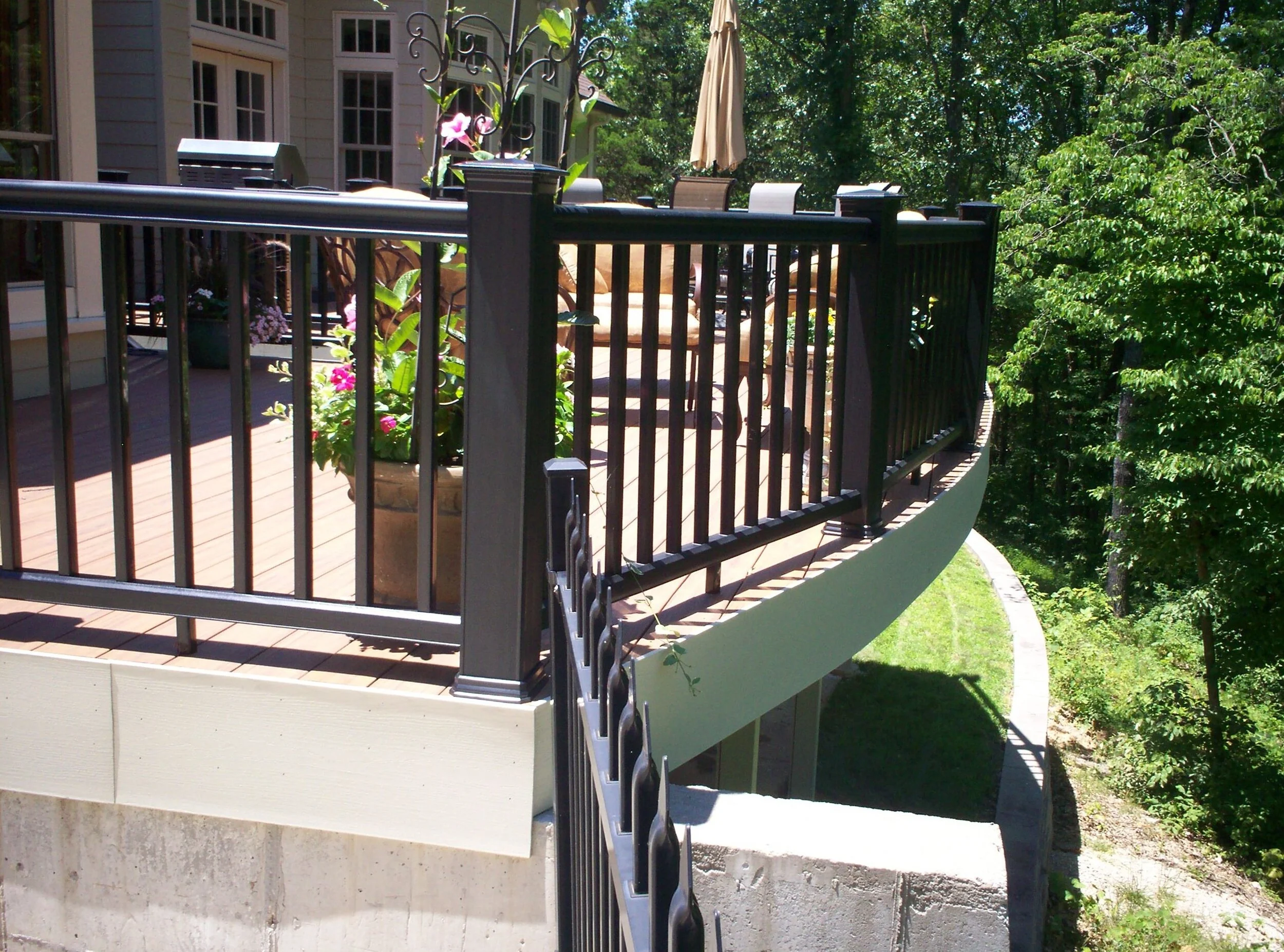 black-vinyl-deck-railing~2.jpg