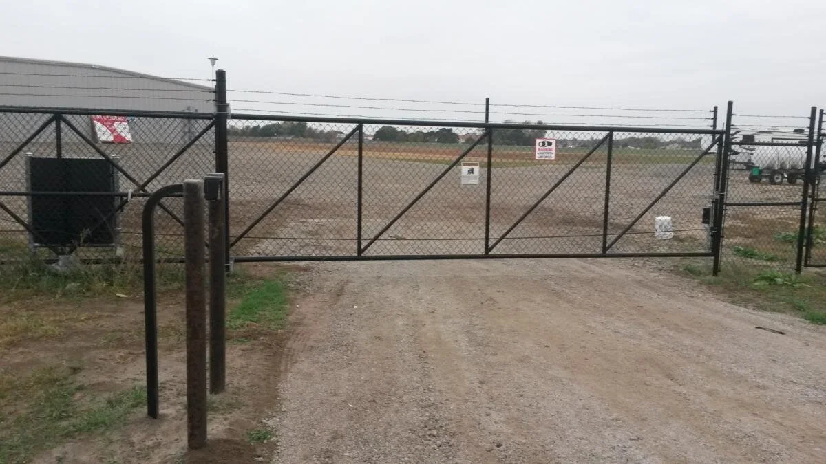 Black-chain-link-gate.jpg