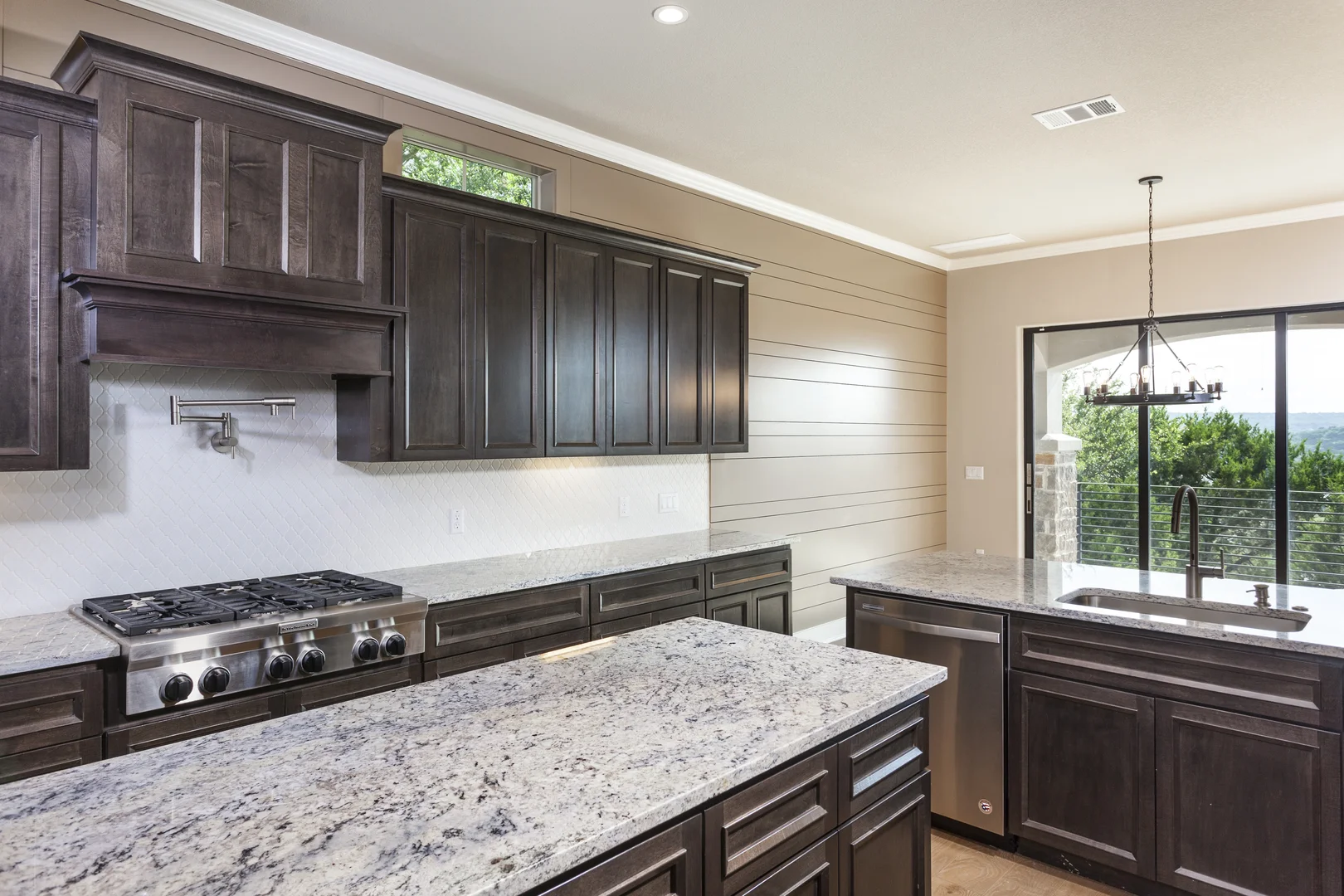 Kitchen & Dining Area