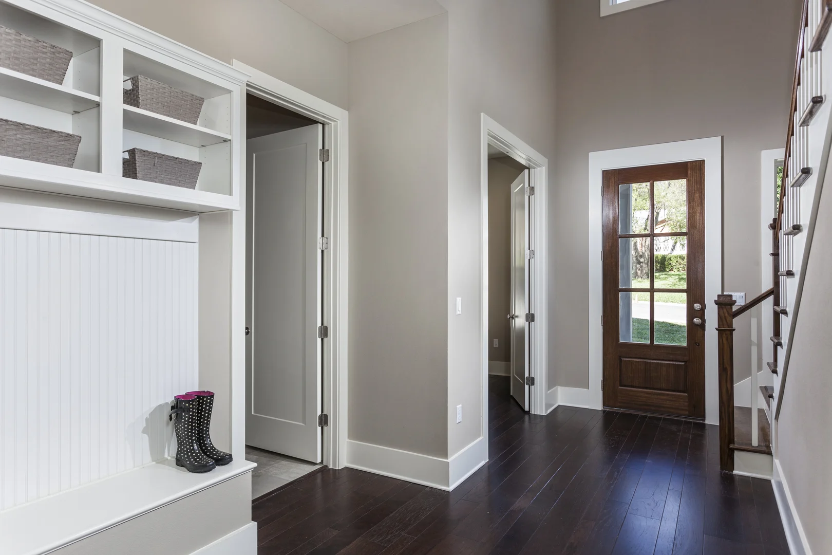 Foyer & Sitting Bench Alcove