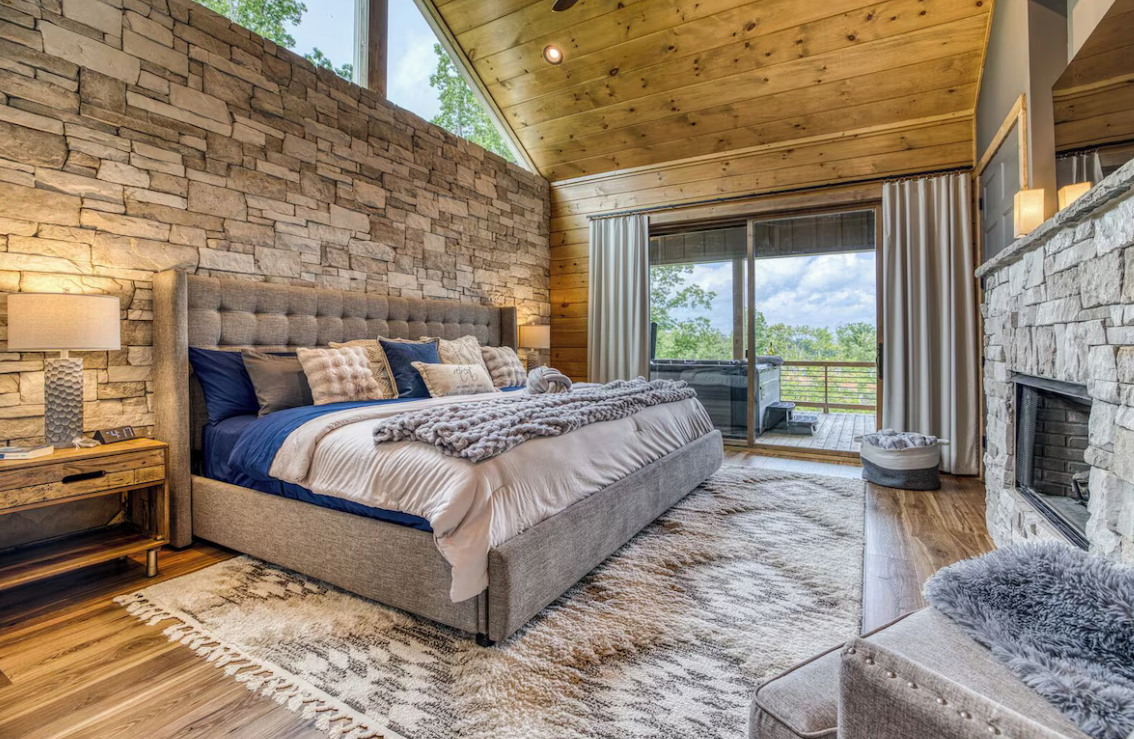 Spa Suite - XXL King bed.png