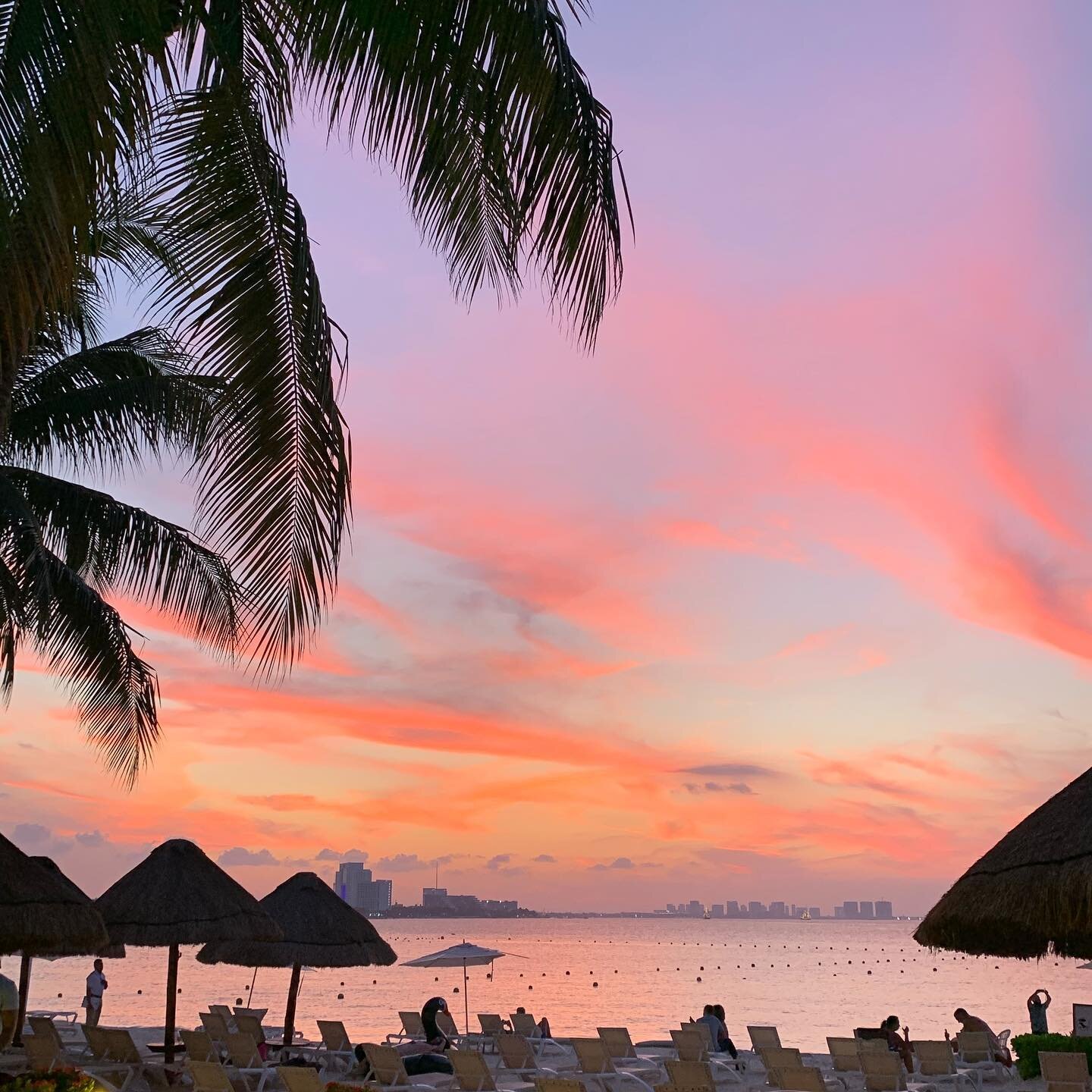 T R A V E L 💗
.
.
I&rsquo;m missing Mexico and itching for a good beach trip&hellip; 
.
.
#cancun #photography #travelphotography #shannagerbermanart #thankful #glorytogod #godistheoriginalartist #paintedsky #sunset #sunsetbeach #beachlife #beachlov