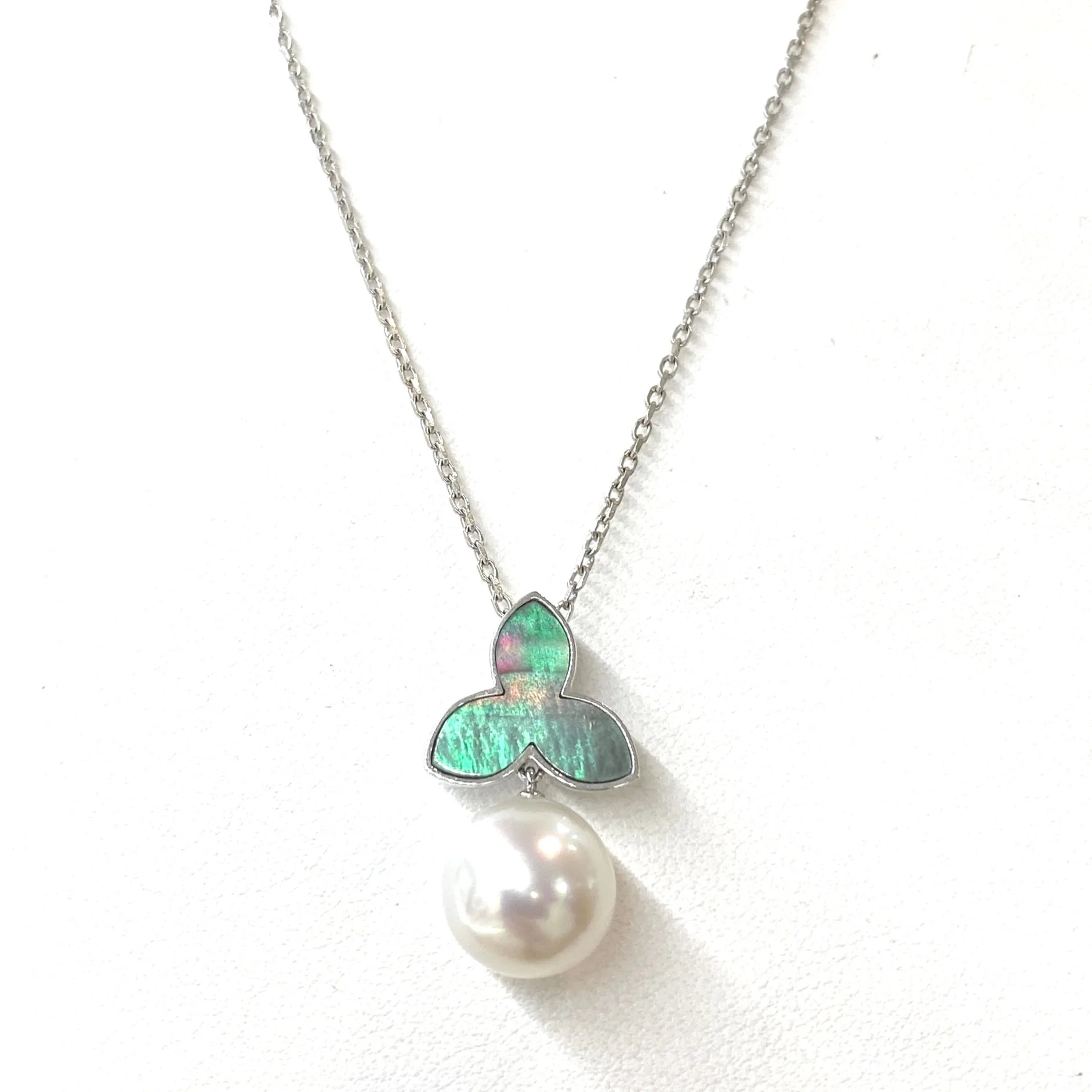 South+Sea+Pearl+with+Mother+of+Pearl+Pendant+in+18ct+White+Gold+on+9ct+White+Gold+Chain.jpg