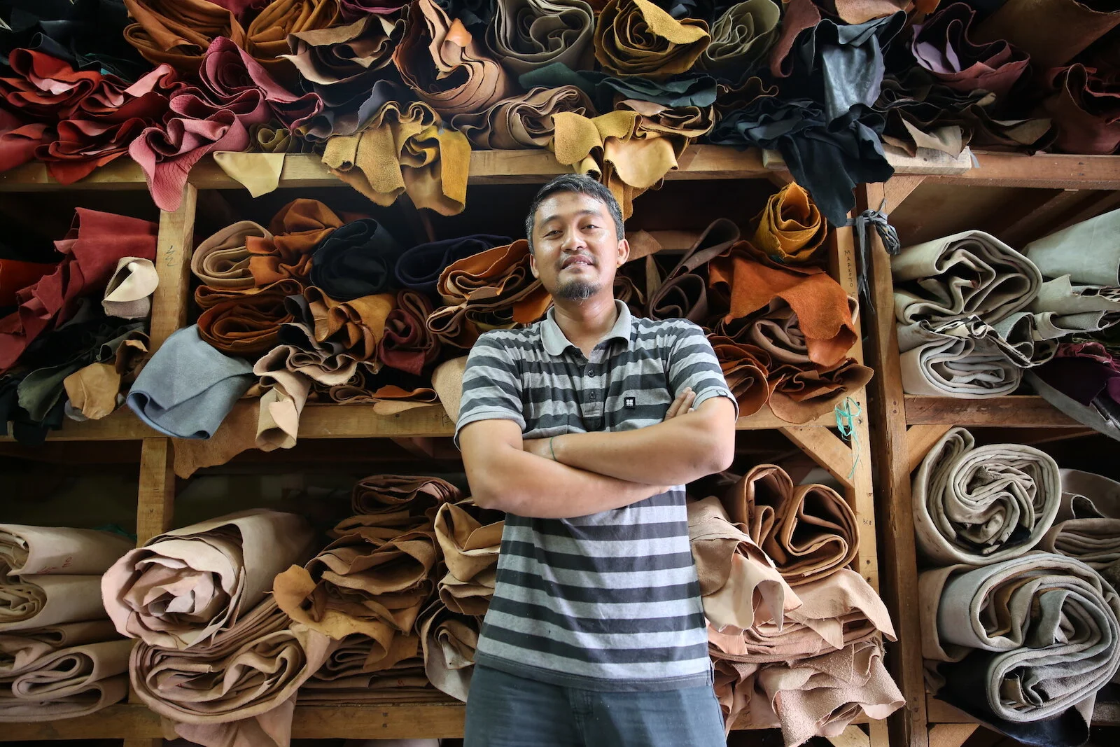 leather-worker-magetan-ari.JPG